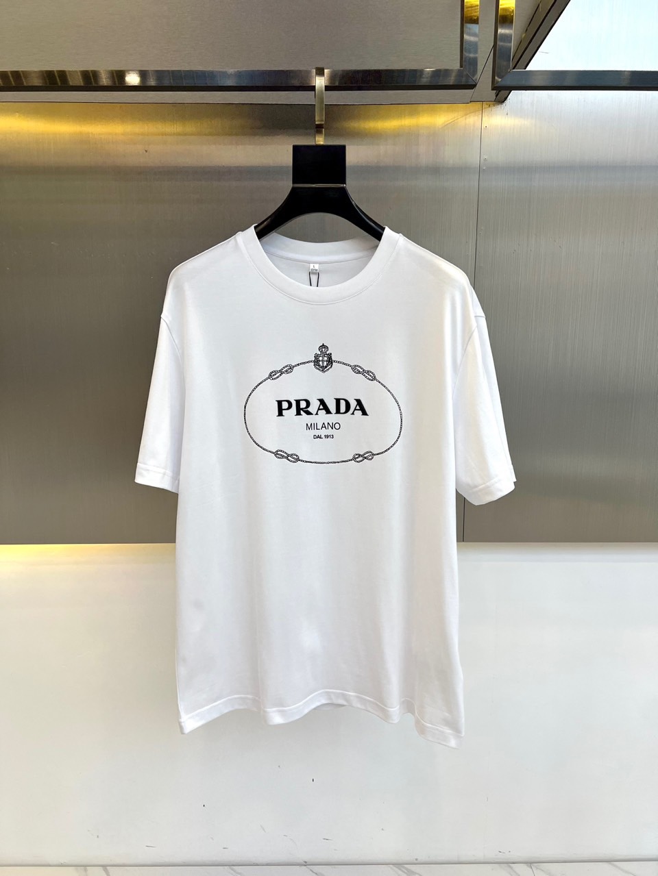 NO:119443,Prad, 2025 summer new fashionable casual letter printed round neck pure cotton short-sleeved T-shirt. It is made of imported cotton jersey knitted fabric. The fabric is light, soft and elastic, comfortable, breathable, and extremely moisture-absorbing and sweating. It is a rare summer must-have item!  The classic letters and logos on the chest of the clothes are offset printed and embellished. The simple but detailed design is very consistent with the brand tone of P home. The overall clean and elegant are very suitable for wearing as a basic item in daily life!  The basic straight-tube style cut is very handsome. 48-56 (model 173, 143 catties upper body 50 sizes), prada, prada, T-shirt, tees, t-shirt, alexander wang19860909Prad普拉、2025夏季新款时尚休闲字母印花圆领纯棉短袖T恤.客供进口棉质平纹针织面料制成,面料轻薄柔软有弹力,舒爽透气又极具吸湿排汗性能,属于不可多得的夏日必备单品！衣身胸前经典字母徽标胶印印花点缀,简约而不失细节感的设计,非常符合P家的品牌调性,整体干净素雅,非常适合作为日常基础单品穿着！基础直筒的版型裁剪,上身效果非常帅气.48-56（模特173,143斤上身50码）,,prada,prada,T-shirt,tees，t-shirt,alexander wang,Men's clothing