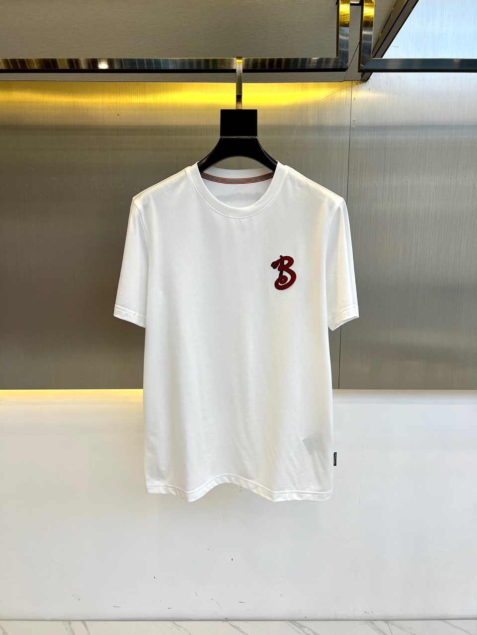 NO:119446,Burberry, 2025 Snake Year Limited Men's Short-Sleeve T-shirt Round Neck Pure Cotton Zodiac Logo Print Classic Cut New Style, released on the official website at the same time!  It captures the hearts of a large number of young people, classic, fashionable and noble, and you can also feel its unique design from this short-sleeved shirt!  This T-shirt is made of custom modal cotton. The fabric feels thick, sluggish and heavy, and has a soft texture that is comfortable and breathable. It can be matched across spring, summer, autumn and winter!  48-56 (model 173, 143 catties upper body 50 sizes), burberry, burberry, T-shirt, tees, t-shirt, alexander wang19860909Bur巴宝莉、2025蛇年限定男士短袖T恤圆领纯棉生肖logo印花经典剪裁新款 同步官网发售！俘获大量年轻人的心,经典、时髦、高贵,从这款短袖中也能感受它的独特设计！这款T恤衫精选客供定制莫代尔棉材质制成,面料手感厚实垂顺克重足,质感柔软舒适透气性极佳,可横跨春夏秋冬四季搭配！48-56（模特173,143斤上身50码）,,burberry,burberry,T-shirt,tees，t-shirt,alexander wang,Men's clothing