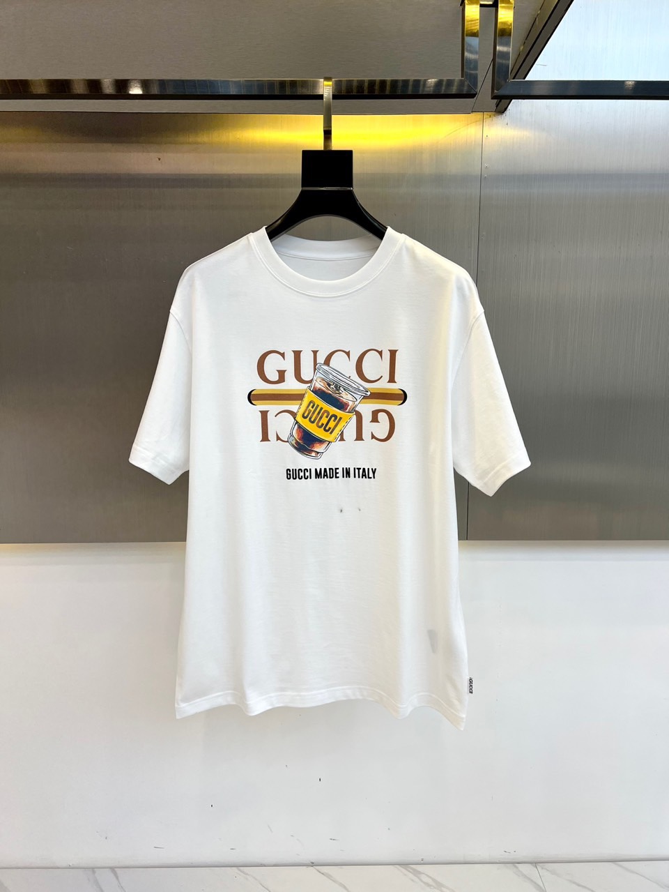 NO:119445,Gucc Gucci, 2025 new season new spring and summer new printed logo short-sleeved T-shirt!  Select herbal antibacterial technology fabrics to create double yarn fabrics (this product contains natural antibacterial ingredients of mugwort, honeysuckle, and tea tree essential oil extracts, synthesized using the latest nanotechnology, and has long-term inhibition of the reproduction of a variety of harmful bacteria and fungi) is a must-have for spring and summer matching!  48-56 (model 173, 143 catties upper body 50 sizes), gucci, gucci, T-shirt, tees, t-shirt, alexander wang19860909Gucc古驰、2025新季新款春夏新款印花logo短袖T恤！甄选本草抗菌科技面料打造双纱面料（本品含有艾草、金银花、茶树精油提取物天然抗菌成份,采用最新纳米技术合成,具有长效抑制多种有害细菌真菌的繁殖）春夏季搭配的必备款！48-56（模特173,143斤上身50码）,,gucci,gucci,T-shirt,tees，t-shirt,alexander wang,Men's clothing