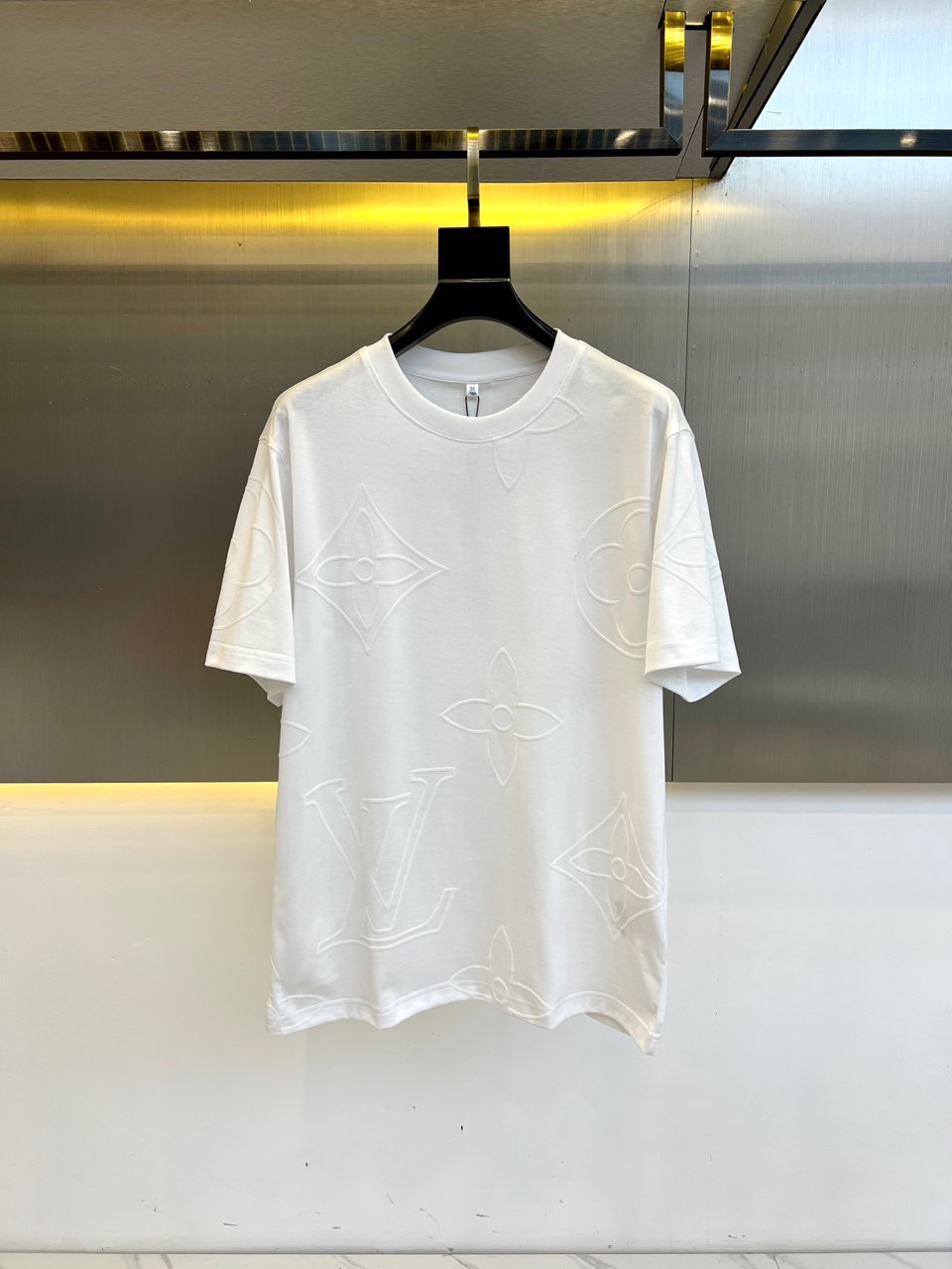 NO:119448,1v and 25s spring and summer new loose silhouette cotton round neck short Tee, classic presbyopia pattern logo casual short-sleeved T-shirt!  Made of Yunduo Cotton, the touch is silky, delicate without losing its toughness, and the comfort and breathability of the body are excellent!  The 3B letter logo flocking print on the front and back of the garment, decorated with the same pattern behind the back, and the design that echoes the front and back not only enhances the overall visual effect of the clothing, but also cleverly integrates the brand logo with modern art. The loose shoulder-length OS can well modify the body shape and provide enough space for movement. 48-56 (model 173, 143 catties upper body 50 yards), T-shirt,tees, t-shirt,alexander wang198609091v、25s春夏新款宽松廓形棉质圆领短Tee,男士经典老花图案标识休闲短袖T恤衫！云朵棉打造,触感如丝般柔滑,细腻而不失韧性,着身舒适度与透气性都相当优越！衣身胸前3B字母标识植绒印花,饰以背后同类型图案点缀,前后呼应的设计,不仅增强了服装的整体视觉效果,也将品牌标识与现代艺术巧妙融合.OS宽松落肩版型,能够很好地修饰身形,还能提供足够的活动空间.48-56（模特173,143斤上身50码）,,T-shirt,tees，t-shirt,alexander wang,Men's clothing