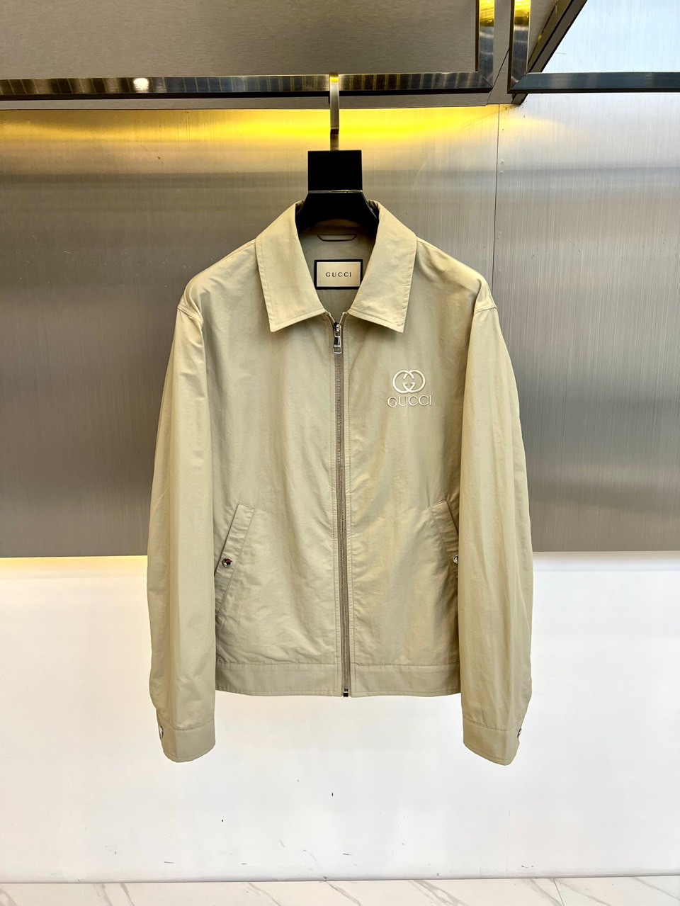 NO:119450,Gucc-2025 spring and summer new lapel jacket. It uses imported environmentally friendly fabrics, efficient, long-lasting, waterproof and breathable, and has a particularly obvious effect on tear resistance!  The jacket has a simple and elegant style, light and comfortable style, and the exquisite craftsmanship reflects the unique characteristics of the brand. The unique logo of the left shoulder brand is extremely recognizable!  The elastic and tight sleeves are tight and the windproof effect is maximized!  Zipper is also an exclusive custom high-quality zipper, simple and atmospheric, both business and casual. 48-56 (model 173, 143 catties upper body 50 sizes), gucci, gucci, jackets & coats, jackets & coats, alexander wang19860909Gucc古驰-2025春夏新款翻领夹克外套.采用进口环保面料,高效持久防水透气,防撕裂性能效果尤为明显！夹克版型简约大气,轻便舒适,处处精悍的工艺体现品牌独有的特点,左肩品牌独有logo,辨识度极高！松紧收口袖子,严丝合缝的防风效果做到极致！拉链也是独家定制而成的高质感布贴拉链,简约大气,商务休闲兼备.48-56（模特173,143斤上身50码）,,gucci,gucci,jackets & coats,jackets & coats,alexander wang,Men's clothing