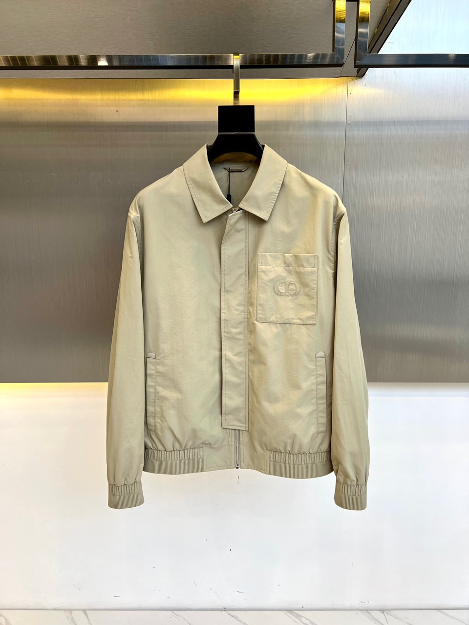 NO:119452,Dio, 2025 new men's lapel slim embroidered zipper jacket casual jacket. Customer-supplied custom fabrics, original hardware accessories, comfortable, breathable, imported technology fabrics, very textured and different from nylon fiber. Light and soft breathable nylon fabric, very soft and smooth, with a light and comfortable feeling on the upper body. Custom logo hardware is engraved with details, and a slim fit style that can be easily controlled by girls. Men's new high-tech fabric jacket, the king of fabrics, uses tear-resistant nylon fabric with unique texture pleated effect, light texture, comfortable and breathable, fashionable and casual. The overall shape is more exquisite, and the wear is simple but not boring. This is a versatile item suitable for wearing all year round. It is practical and fashionable, classic and versatile, and it is timeless for thousands of years, worthy of recommendation!  48-56 (model 173, 143 catties upper body 50 sizes), dior, dior, jackets & coats, jackets & coats, alexander wang19860909Dio迪奥、2025新品男士翻领修身刺绣拉链夹克休闲外套.客供进口定制面料,原厂五金配件,面料舒适、透气、进口的科技面料,非常具有质感,手感区别于尼龙纤维.轻薄柔软透气锦纶面料,非常非常软滑,上身轻盈的自在感.定制logo五金刻有细节,版型合体的修身款,女生也能轻松驾驭.男士新款高科技织物夹克,面料之王,选用纹理别致褶皱效果的抗撕裂尼龙面料、质地轻盈、舒适透气、偏时尚休闲.整体造型更为考究,穿着简单但不乏味,这是一款适合全年穿着的百搭单品.实用性时髦性兼具,经典百搭耐看,万年不过时,值得安利！48-56（模特173,143斤上身50码）,,dior,dior,jackets & coats,jackets & coats,alexander wang,Men's clothing