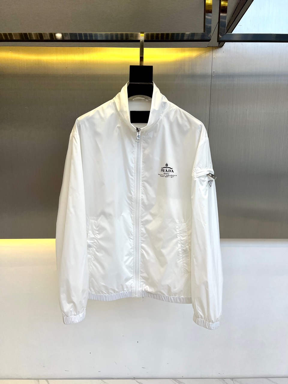 NO:119454,Prad, 2025 spring and summer new casual stand-up collar jacket, the latest fashionable casual zipper jacket, this jacket is made of professionally customized technology fabrics from P home. The surface is neat and smooth and shiny. The texture is obvious through the screen. The upper body is comfortable and light and not stuffy. The basic conventional jacket style is cut, the original hardware accessories, smooth lines and exquisite craftsmanship, the upper body style is excellent, the fabric is comfortable, and the random matching is very fashionable and handsome. The upper body is versatile and simple, and it is easy to deal with various occasions and environments. It is undoubtedly a must-have item for daily commuting!  48-56 (model 173, 143 catties upper body 50 sizes), prada, prada, jackets & coats, jackets & coats, alexander wang19860909Prad普拉、2025春夏新款款休闲立领夹克,最新时尚休闲拉链夹克,此款夹克外套选用了p家专业定制的科技面料制成,表面整洁光滑且富有光泽,质感透过屏幕都显而易 见,上身舒适轻盈不闷热,基础常规的夹克版型裁剪,原版五金辅料,线条流畅,工艺精致,上身版型超赞,面料舒适,随意搭配都非常时尚帅气,上身百搭简约不挑人,轻松应对各种场合与环境,属于日常通勤必备的臻品无疑！48-56（模特173,143斤上身50码）,,prada,prada,jackets & coats,jackets & coats,alexander wang,Men's clothing