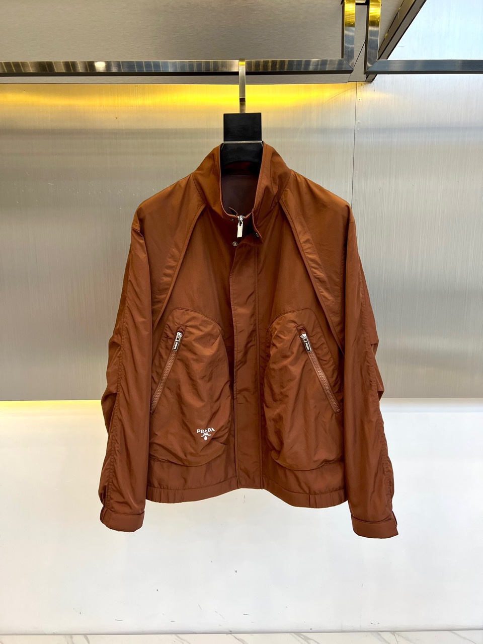 NO:119456,Prad, 2025FW spring and summer new hooded jacket jacket, P's latest jacket, is built with the usual popular classic jacket style, made of 82.1 nylon material and 17.9 spandex. The brand's main nylon fabric has first-class windproof and waterproof performance, the upper body is breathable and light, very comfortable and comfortable, and the surface is very smooth and clean, with obvious texture. The chest is decorated with the brand's iconic logo, which perfectly enhances the grade of the entire jacket and is easy to adjust. The overall style is simple and elegant, very practical and versatile!  48-56 (model 173, 143 catties upper body 50 sizes), prada, prada, jackets & coats, jackets & coats, hats, alexander wang19860909Prad普拉、2025FW春夏新款连帽夹克外套,P家最新款冲锋衣夹克,秉承着一贯的爆款经典夹克版型打造,采用82.1尼龙材料加上17.9氨纶一起打造而成,品牌主打的尼龙面料,防风防水性能一流,上身透气又轻薄,十分的舒适和,而且表面十分光滑洁净,质感显而易见.胸前饰有品牌标志性的徽标,完美的提升整件夹克的档次,方便调节.整体款式简洁大方,非常实用,百搭！48-56（模特173,143斤上身50码）,,prada,prada,jackets & coats,jackets & coats,hats,alexander wang,Men's clothing