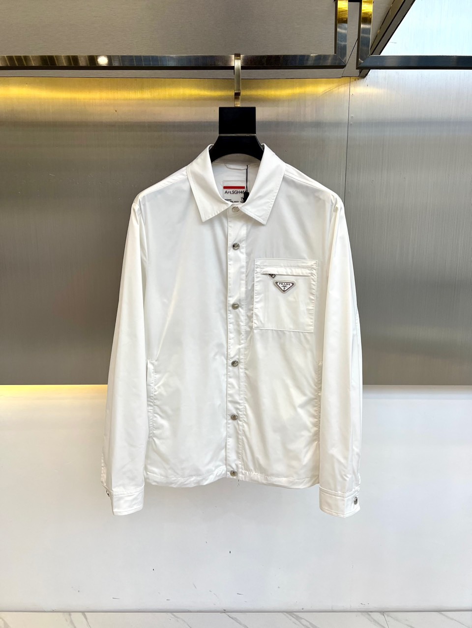 NO:119462,Prad and the official website are released simultaneously, and Pjia 2025 new product is released for jackets and shirts!  This recycled nylon shirt is made of special recycled nylon yarn made from recycled marine plastic waste. The shirt collar and long sleeves with snap-button cuffs are designed to create a simple design, defining a modern style. The loose fit is accompanied by an enamel triangular metal logo on the front, and the brand is distinctive. The loose fit, classic lapel, a triangle patch logo on the chest, straight-cut hem, snap-button cuffs!  Recycled nylon yarn surface made from marine plastic waste!  48-56 (model 173, 143 catties upper body 50 sizes), prada, prada, jackets & coats, jackets & coats, shirts, alexander wang19860909Prad普拉、官网同步发售,P家2025新品发售夹克衬衫外套！这款再生尼龙衬衫甄选回收海洋塑料废弃物所制的特殊再生尼龙纱线打造,衬衫领和配有按扣式袖口的长袖塑造简约设计,定义充满现代感的风格.宽松版型正面伴以涂珐琅三角形金属徽标,品牌格调鲜明.宽松版型,经典翻领,胸前口三角形贴布徽标,直裁下摆,按扣式袖口！回收海洋塑料废弃物所制再生尼龙纱线面！48-56（模特173,143斤上身50码）,,prada,prada,jackets & coats,jackets & coats,shirts,alexander wang,Men's clothing