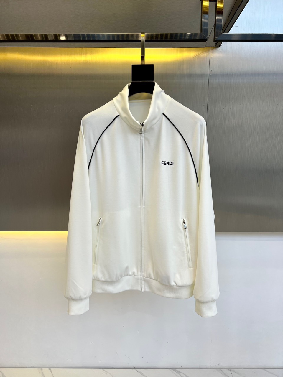 NO:119463,Fendi, the new spring and summer embroidered letters for men's stand-alone zipper casual sports jacket. The texture is tough and upright and stylish. The style is three-dimensional and exquisite, and it is not easy to wrinkle. The upper body is comfortable but not soft. It is skin-friendly and delicate. It has a strong performance of breathable and moisture absorption during exercise. It is very comfortable to wear close to the body, and there is no discomfort at all!  Perfect sense of detail!  The casual and loose cut and fashionable stand-up collar design makes the upper body look fashionable and young, and it is also the kind of item that everyone needs. It is basic and versatile and detailed elements. It can be said to be the general trend of the current fashion circle and a trendy vane!  48-56 (model 173, 140 catties upper body 50 sizes), fendi, fendi, jackets & coats, jackets & coats, alexander wang19860909Fendi芬迪、25春夏新款刺绣字母标男士立领拉链休闲运动夹克外套.质感硬朗挺拔有型,版型立体精致不易起皱,上身舒适却不失柔软度,亲肤细腻,在运动时起到透气吸湿的强悍性能,贴身穿着都非常舒适,毫无不适感可言！完美至极的细节感！休闲宽松的版型裁剪 时尚立领设计,上身效果时尚显年轻,也是人人都需要的那种单品,又基础百搭又有细节化元素,可以说是目前时尚圈的大势,更是流行风向标！48-56（模特173,140斤上身50码）,,fendi,fendi,jackets & coats,jackets & coats,alexander wang,Men's clothing