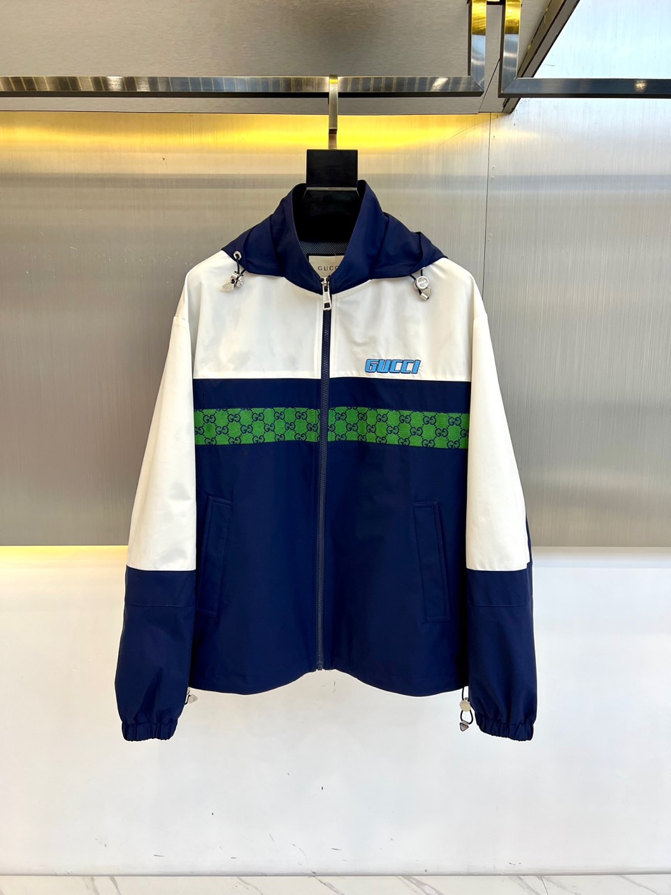 NO:119464,Gucc and 25s spring and summer new hooded jacket jacket series, with waterproof coating on the back of the fabric, customized Ykk zipper, Gucci retro logo patches with light lining, and the sports style in Gucci aesthetics echoes each other. Gucci retro logo shines again in the overture series!  Easily advance the sense of fashion, with extremely exquisite workmanship and neat and meticulous wiring!  A masterpiece of a big-name designer!  Super fashionable and handsome upper body!  48-56 (model 173, 143 catties upper body 50 sizes), gucci, gucci, jackets & coats, hats, alexander wang19860909Gucc古驰、25s春夏新品连帽夹克冲锋衣系列,面料反面加防水涂层 定制Ykk拉链,Gucci复古标识贴饰轻薄衬里,Gucci美学中的运动风格交相呼应.Gucci复古标识在无边序曲系列中再次绽放异彩！轻松将时髦感进阶,做工极为考究严谨,走线工整细致！大牌设计师巨作！上身超级时尚帅气！48-56（模特173,143斤上身50码）,,gucci,gucci,jackets & coats,hats,alexander wang,Men's clothing