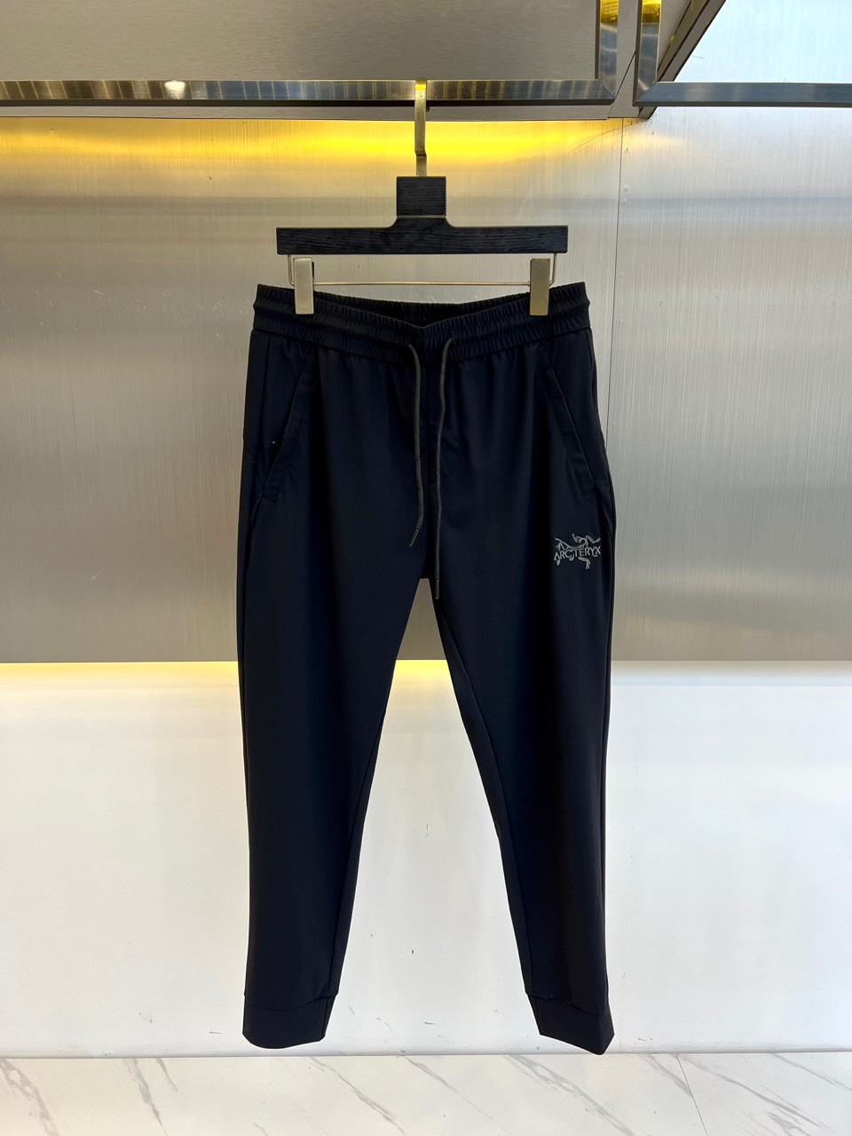 NO:134807,Arcteryx, new spring and summer sports and casual trousers, high-end three-dimensional cut, exquisite logo, simple and casual style, can be casual outdoors, commuting and hiking/outdoor hiking maintenance chilled water machine washing. Wash separately, dry at low temperature, ironing at low temperature. Do not use clothing softener. Take into account the super practical and versatile nature of the city. Just start to go in seconds!  Technology windproof, quick drying, breathable special fabric, outdoor casual pants with absolute appearance and functionality. 48-56 (please report waist size by order), arc'teryx, alexander wang19860909Arcteryx 始祖鸟、春夏新品运动休闲卫裤,高级版型立体裁剪 精致logo,简约休闲款,可休闲了户外,通勤远足/野外徒步保养冷水机洗.分开洗涤.低温烘干.低温熨烫.切勿使用衣物柔顺剂.兼顾城市超实用多用途性.直接秒杀走起！ 科技防风,速干,透气特殊布料,绝对颜值功能性爆表的户外休闲裤.48-56（下单请报腰围尺寸）,arc'teryx,alexander wang,Men's clothing