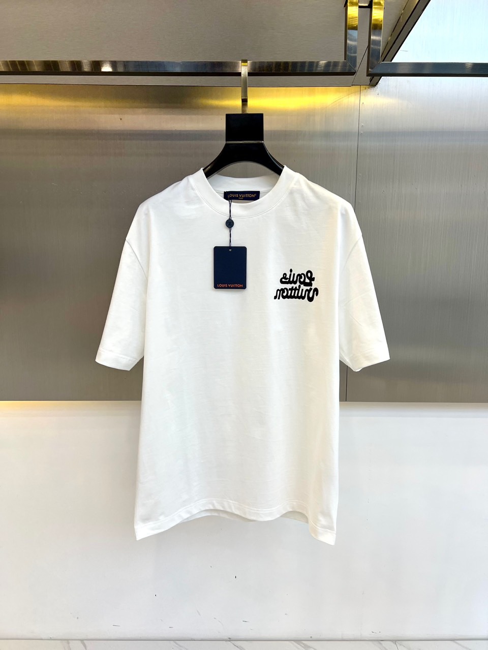 NO:120917,LV, 25s early spring show printed round neck short-sleeved T-shirt, counter pure cotton fabric!  Comfortable, durable and easy to wear, classic and simple logo design, imported ice oxygen cotton fabric, comfortable and breathable, every detail of the printed logo is the ultimate, and the finished product is very OK!  The upper body is amazing, and it is versatile!  Fashionable and personalized, super versatile and beautiful. 48-56 (model 173, 143 catties upper body 50 sizes), louis vuitton, T-shirt, tees, t-shirt, alexander wang19860909lv、25s早春秀场印花圆领短袖t恤,专柜纯棉面料！贴肤舒适,耐看又好穿,经典简约logo设计,进口冰氧棉面料,舒适透气,印花logo每个细节做到极致,成品完成非常ok！上身极赞,随意百搭！时尚又个性 超级百搭好看的一款.48-56（模特173,143斤上身50码）,,louis vuitton,T-shirt,tees，t-shirt,alexander wang,Men's clothing