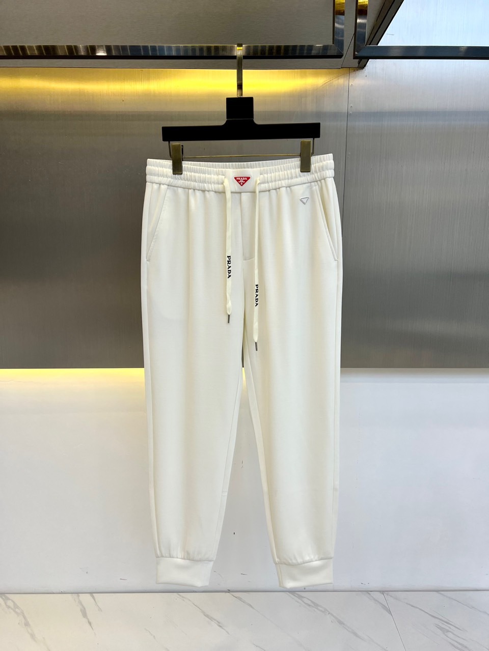 NO:120935,Prad, 2025 spring and summer new men's casual sports trousers. Made of imported knitted cotton, the meticulous and smooth knitting process makes the fabric crisp and stylish overall, and the color is also extremely firm!  The dense knitted texture inside has excellent moisture absorption and breathability, skin-friendly and comfortable, and can take into account the versatile styles for commuting all seasons!  Undoubted luxury!  The casual and versatile sports pants styles and elastic trouser legs are all the most popular fashion design styles at the moment. It can give you all the fashionable styles, and you will be handsome and stylish no matter how you match them!  48-56 (model 173, 143 catties upper body 50 sizes), prada, prada, alexander wang19860909Prad普拉、2025春夏新款男士休闲运动卫裤.选用客供进口针织棉布制成,缜密平顺的针织工艺,使面料整体挺括有型,色泽同样也无比牢固！内里密实的针织肌理,贴身吸湿透气性优越,亲肤舒适不腻身,可兼顾四季通勤穿着的百搭款式！毋庸置疑的奢华档次！休闲百搭的运动裤装版型裁剪,裤脚松紧束口设计,都是当下最流行的时装款设计风格,它能给你所有时尚搭配造型,怎么搭都帅气有型！48-56（模特173,143斤上身50码）,,prada,prada,alexander wang,Men's clothing