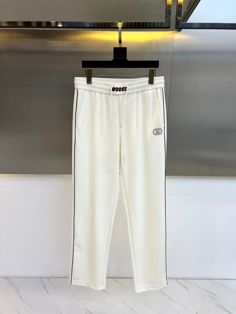 NO:120939,Gucc, 2025 spring and summer new men's piping straight casual trousers. Made of imported knitted cotton, the meticulous and smooth knitting process makes the fabric crisp and stylish overall, and the color is also extremely firm!  The dense knitted texture inside has excellent moisture absorption and breathability, skin-friendly and comfortable, and can take into account the versatile styles for commuting all seasons!  Undoubted luxury!  The casual and versatile sports pants styles and elastic trouser legs are all the most popular fashion design styles at the moment. It can give you all the fashionable styles, and you will be handsome and stylish no matter how you match them!  48-56 (model 173, 143 catties upper body 50 sizes), gucci, gucci, alexander wang19860909Gucc古驰、2025春夏新款男士滚边直筒休闲卫裤.选用客供进口针织棉布制成,缜密平顺的针织工艺,使面料整体挺括有型,色泽同样也无比牢固！内里密实的针织肌理,贴身吸湿透气性优越,亲肤舒适不腻身,可兼顾四季通勤穿着的百搭款式！毋庸置疑的奢华档次！休闲百搭的运动裤装版型裁剪,裤脚松紧束口设计,都是当下最流行的时装款设计风格,它能给你所有时尚搭配造型,怎么搭都帅气有型！48-56（模特173,143斤上身50码）,,gucci,gucci,alexander wang,Men's clothing