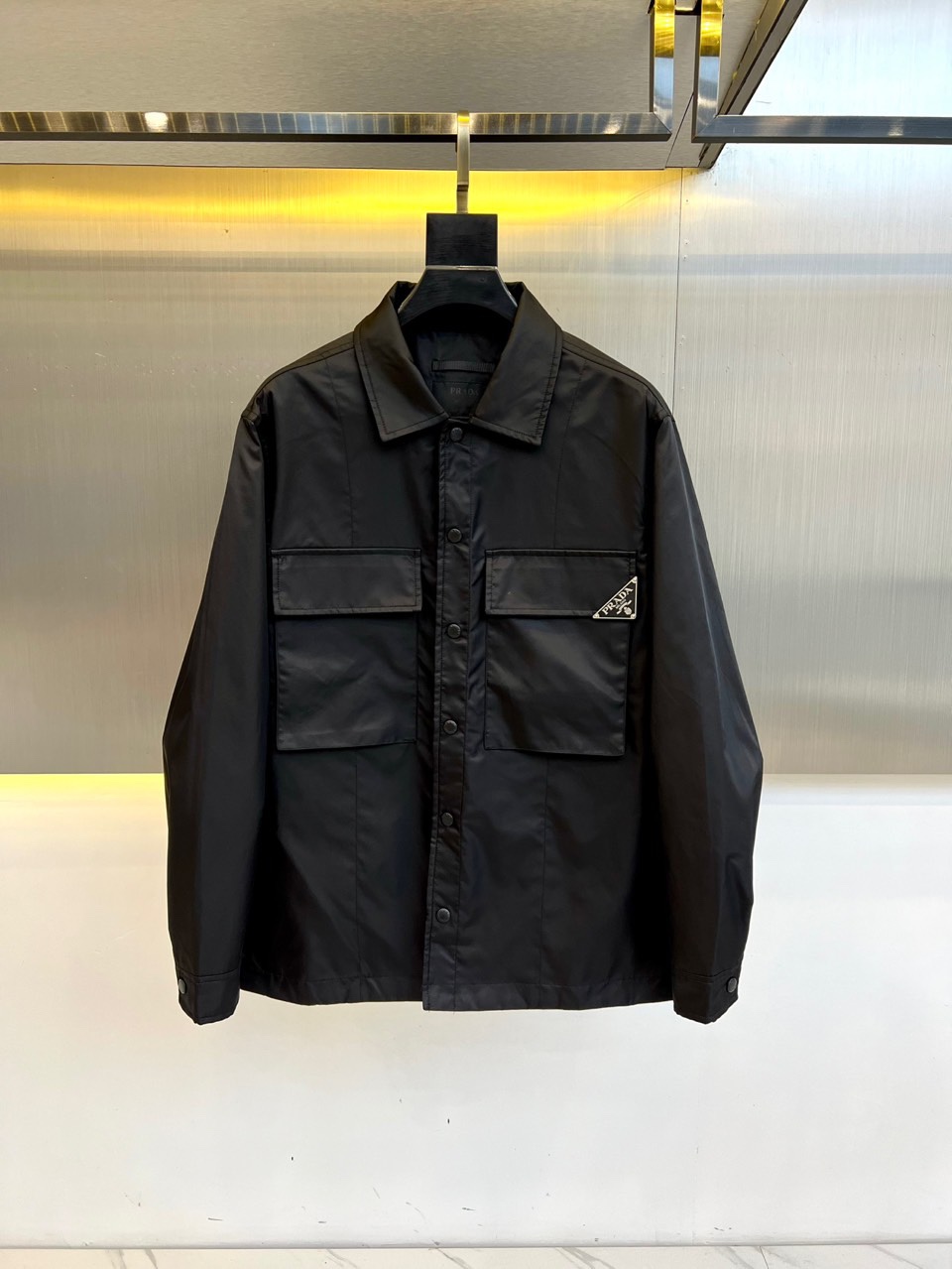 NO:120942,Prad and 2025FW spring and summer new jacket jackets are built with the usual popular classic jacket style, made of 82.1 nylon material and 17.9 spandex. The brand’s main nylon fabric has first-class windproof and waterproof performance, the upper body is breathable and light, very comfortable and comfortable, and the surface is very smooth and clean, with obvious texture. The chest is decorated with the brand’s iconic logo, which perfectly enhances the grade of the entire jacket and is easy to adjust. The overall style is simple and elegant, very practical and versatile!  48-54 (model 173, 143 catties upper body 50 sizes), prada, prada, jackets & coats, jackets & coats, alexander wang19860909Prad普拉、2025FW春夏新款夹克外套,秉承着一贯的爆款经典夹克版型打造,采用82.1尼龙材料加上17.9氨纶一起打造而成,品牌主打的尼龙面料,防风防水性能一流,上身透气又轻薄,十分的舒适和,而且表面十分光滑洁净,质感显而易见.胸前饰有品牌标志性的徽标,完美的提升整件夹克的档次,方便调节.整体款式简洁大方,非常实用,百搭！48-54（模特173,143斤上身50码）,,prada,prada,jackets & coats,jackets & coats,alexander wang,Men's clothing