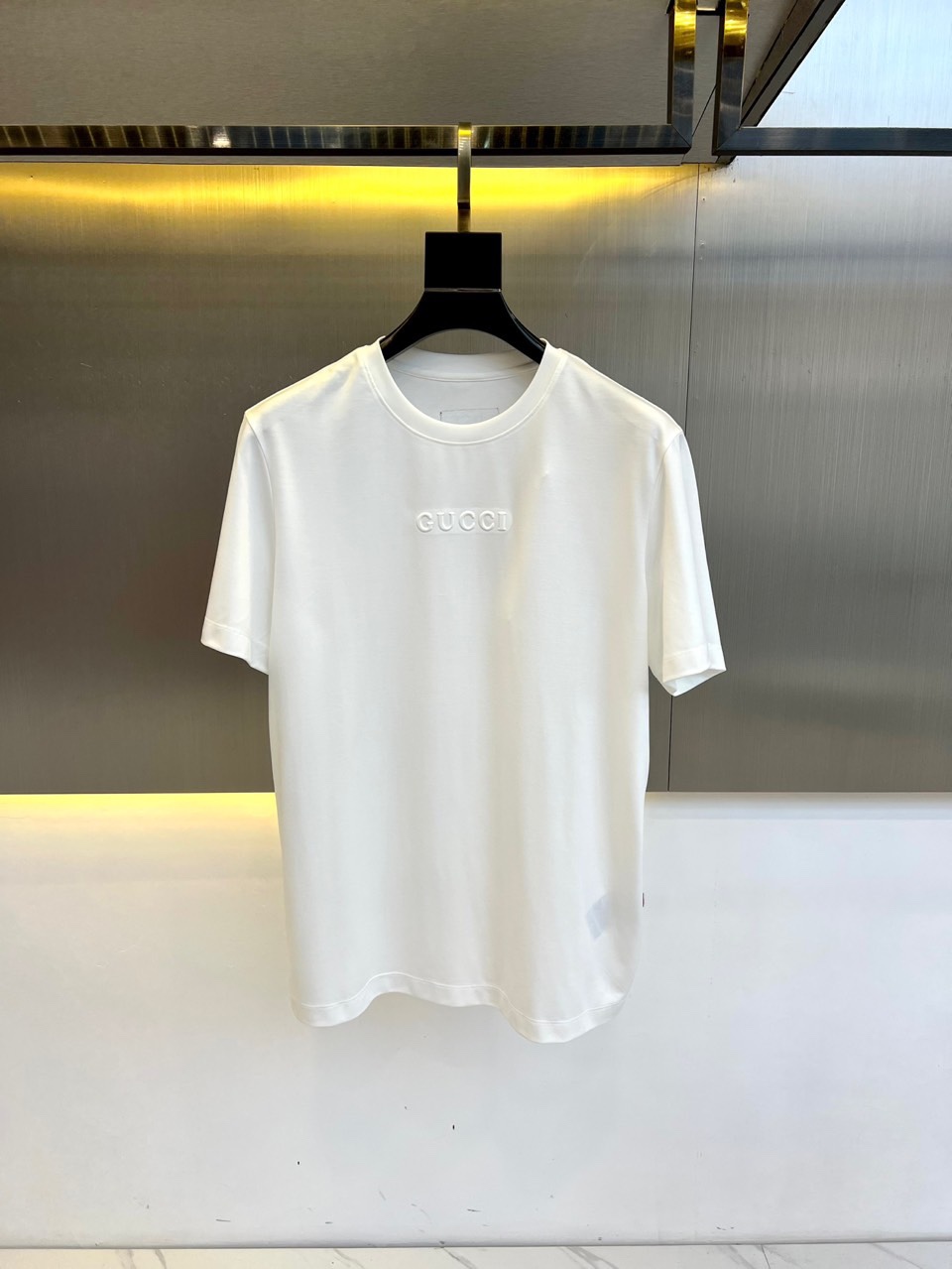 NO:120925,Gucc and 2025 spring clothing new embossed steel-printed short-sleeved T-shirts. This T-shirt is made of customized jersey cotton. The fabric is heavy, the feel is solid and soft, and the texture is crisp and stylish. Whether it is touch or visual, it gives people a high-end and comfortable feeling!  The fashionable and old color design on the chest, paired with three-dimensional embossed steel stamp logo, shows a unique personality charm!  This style is both fashionable and outstanding, and it is elegant. No matter how the trend changes, it can maintain its unique style!  The washing and destruction treatment at the neckline, cuffs and hem adds a casual personality, making the entire T-shirt more dynamic!  48-56 (model 173, 143 catties upper body 50 sizes), gucci, gucci, T-shirt, tees, t-shirt, alexander wang19860909Gucc古驰、2025春装新品压纹钢印短袖T恤,这款T恤采用客供定制平纹针织棉布,面料克重足,手感瓷实柔软,质感挺括有型,无论是从触感还是视觉上,都给人一种高档而舒适的感觉！胸前的时尚做旧擦色设计,搭配立体浮雕钢印标识,展现出独特的个性魅力！这种风格既时髦出众,又不失优雅,无论潮流如何变化,都能保持其独特的风采！领口、袖口以及下摆处的水洗破坏处理,增添了一份随性的个性,使得整款T恤更加富有动感！48-56（模特173,143斤上身50码）,,gucci,gucci,T-shirt,tees，t-shirt,alexander wang,Men's clothing