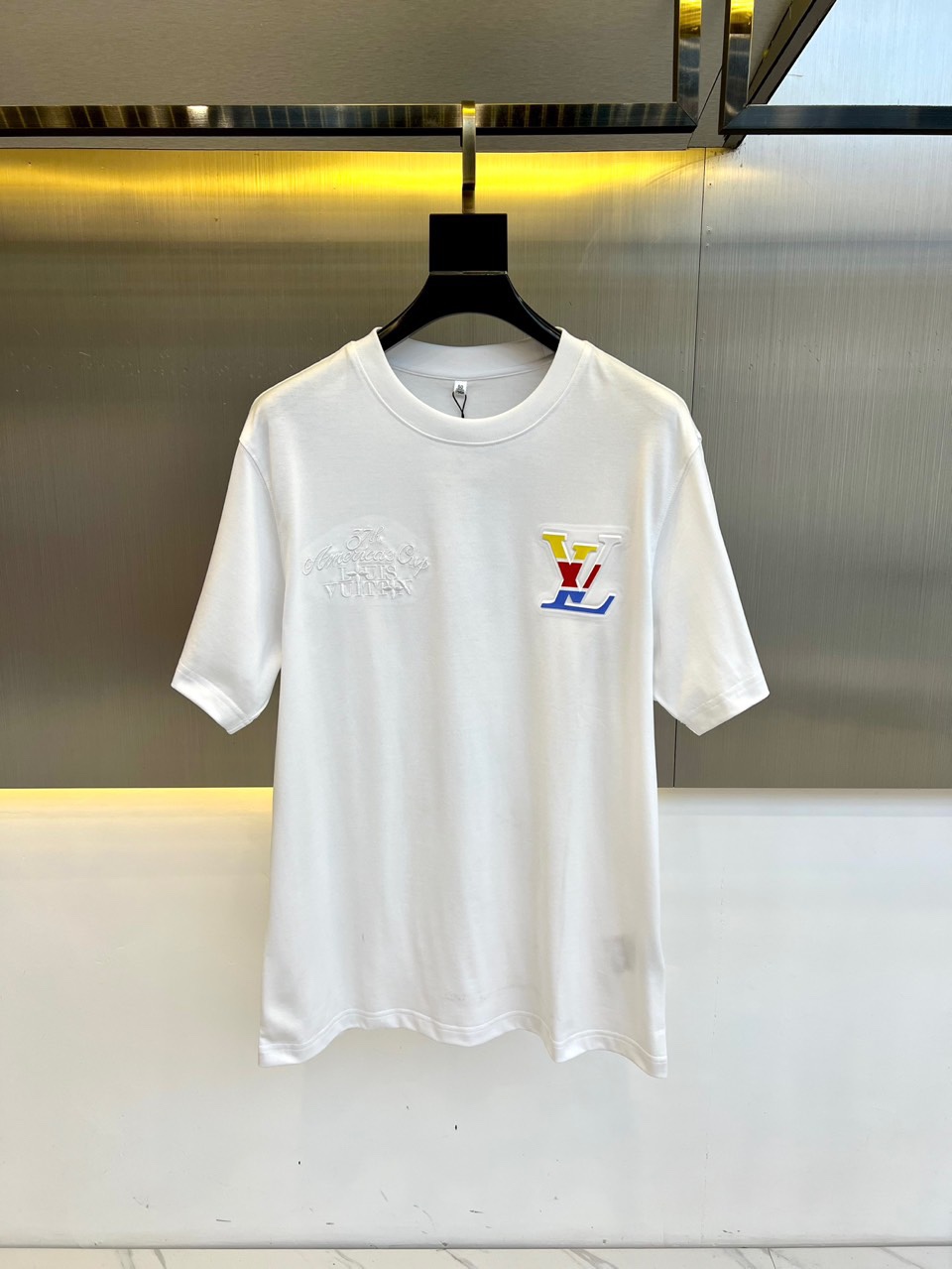 NO:120928,1v, 2025 spring clothing new embossed steel printed color printed short-sleeved T-shirt, this T-shirt is made of customized jersey cotton, with heavy fabric, solid and soft feel, and a crisp and stylish texture. Whether it is touch or visual, it gives people a high-end and comfortable feeling!  The fashionable and old color design on the chest, paired with three-dimensional embossed steel stamp logo, shows a unique personality charm!  This style is both fashionable and outstanding, and it is elegant. No matter how the trend changes, it can maintain its unique style!  The washing and destruction treatment at the neckline, cuffs and hem adds a casual personality, making the entire T-shirt more dynamic!  48-56 (model 173, 143 catties upper body 50 sizes), T-shirt,tees, t-shirt,alexander wang198609091v、2025春装新品压纹钢印彩印短袖T恤,这款T恤采用客供定制平纹针织棉布,面料克重足,手感瓷实柔软,质感挺括有型,无论是从触感还是视觉上,都给人一种高档而舒适的感觉！胸前的时尚做旧擦色设计,搭配立体浮雕钢印标识,展现出独特的个性魅力！这种风格既时髦出众,又不失优雅,无论潮流如何变化,都能保持其独特的风采！领口、袖口以及下摆处的水洗破坏处理,增添了一份随性的个性,使得整款T恤更加富有动感！48-56（模特173,143斤上身50码）,,T-shirt,tees，t-shirt,alexander wang,Men's clothing