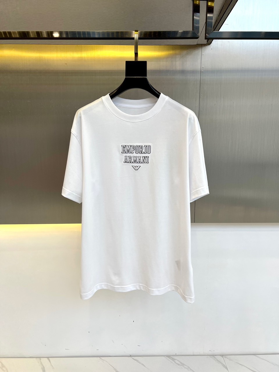 NO:120931,ARM Armani, 2025 new season new spring and summer new printed logo short-sleeved T-shirt!  Select herbal antibacterial technology fabrics to create double yarn fabrics (this product contains natural antibacterial ingredients of mugwort, honeysuckle, and tea tree essential oil extracts, synthesized using the latest nanotechnology, and has long-term inhibition of the reproduction of a variety of harmful bacteria and fungi) is a must-have for spring and summer matching!  48-56 (model 173, 143 catties upper body 50 sizes), Armani, T-shirt, tees, t-shirt, alexander wang19860909ARM阿玛尼、2025新季新款春夏新款印花logo短袖T恤！甄选本草抗菌科技面料打造双纱面料（本品含有艾草、金银花、茶树精油提取物天然抗菌成份,采用最新纳米技术合成,具有长效抑制多种有害细菌真菌的繁殖）春夏季搭配的必备款！48-56（模特173,143斤上身50码）,,armani,T-shirt,tees，t-shirt,alexander wang,Men's clothing