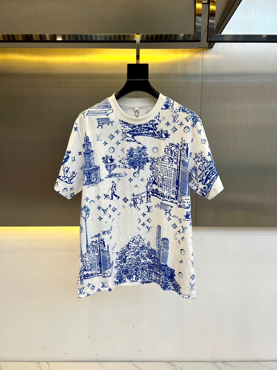 NO:120934,1v/Louis Vuitton, 2025 spring clothing new men's short-sleeved T-shirt pure cotton Monogram City Walk pattern new style. This patterned T-shirt is made of top-quality pure cotton pickled fabric, Monogram City Walk pattern is unique, recreating the style of Toile de jouy fabric printing. The exquisite blue details on the white background depict the urban life full of New York style. This easy-to-match clothing adds a romantic atmosphere to everyday outfits. 48-56 (model 173, 143 catties upper body 50 sizes),,louis vuitton, T-shirt,tees, t-shirt,alexander wang198609091v/路易威登、2025春装新品男士短袖T恤纯棉MonogramCityWalk图案新款.这款图案T恤采用上等纯棉匹克面料制成,Monogram City Walk图案 与众不同,重现了Toile de jouy织物印花的风格.白底上精致的蓝色细节,描绘出充满纽约风情的都市生活.这款易于搭配的服装为日常装扮增添了浪漫气息.48-56（模特173,143斤上身50码）,,louis vuitton,T-shirt,tees，t-shirt,alexander wang,Men's clothing