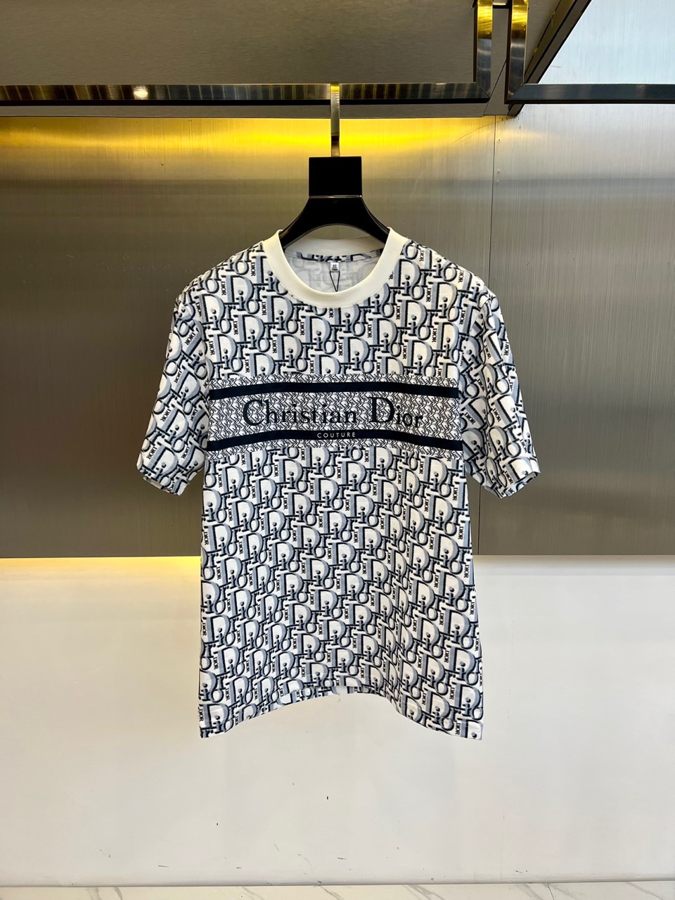 NO:120937,Dio, 2025FW/CD letters, presbyterian full print logo, short-sleeved men's jacquard knitted round-neck pure cotton fashion half-sleeved T-shirt, Italian custom jacquard cotton fabric feels soft and comfortable to touch, comfortable and textured on the upper body, stylish and not hard version, presbyterian letters are made of precisely matched with jacquard technology, which not only ensures that all angles are consistent, has a rich sense of shape, is low-key and atmospheric, and is also very fashionable. The upper body is comfortable to show the quality, and it is very elegant when worn!  It can be easily controlled regardless of age!  48-56 (please report waist size by placing an order),,dior,dior,T-shirt,tees,t-shirt,alexander wang19860909Dio迪奥、2025FW/CD字母老花满印logo短袖男提花针织圆领纯棉时尚半袖T恤,意大利定制提花棉面料手感柔软舒适 ,穿上身舒适有质感,有型不硬版,老花字母以精准搭配提花工艺而成,既保证所有角度一致,造型感丰富,低调又大气颜色也是非常洋气,上身舒服 彰显品质 随便穿穿都很有气质！不分年龄段都可以轻松驾驭！48-56（下单请报腰围尺寸）,,dior,dior,T-shirt,tees，t-shirt,alexander wang,Men's clothing