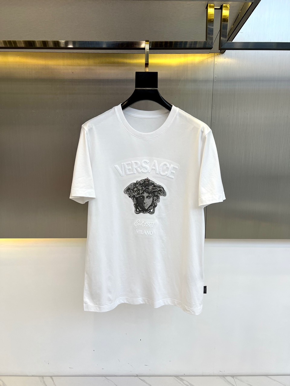 NO:120940,Verace/Versace, 2025 Men's T-shirt Cotton Jersey Medusa Embroidered Milan Round Neck Short-Sleeve T-shirt. This short-sleeve T-shirt is made of compact cotton jersey fabric, decorated with Medusa embroidered with patch embroidery, and the Versace logo embroidered with the year of the brand's founding (1978). Medusa Embroidered Milan Jewelry Short-sleeve round neck. 48-56 (model 173, 143 catties upper body 50 sizes), versace, versace, T-shirt, tees, t-shirt, alexander wang19860909Verace/范思哲、2025男装T恤棉质平纹针织美杜莎刺绣米兰圆领短袖T恤.这款短袖T恤采用紧凑型棉质平纹针织面料制成,饰有缀有贴片绣的美杜莎,以及绣有品牌创立年份(1978年)的Versace 徽标.美杜莎刺绣米兰饰品短袖圆领.48-56（模特173,143斤上身50码）,,versace,versace,T-shirt,tees，t-shirt,alexander wang,Men's clothing