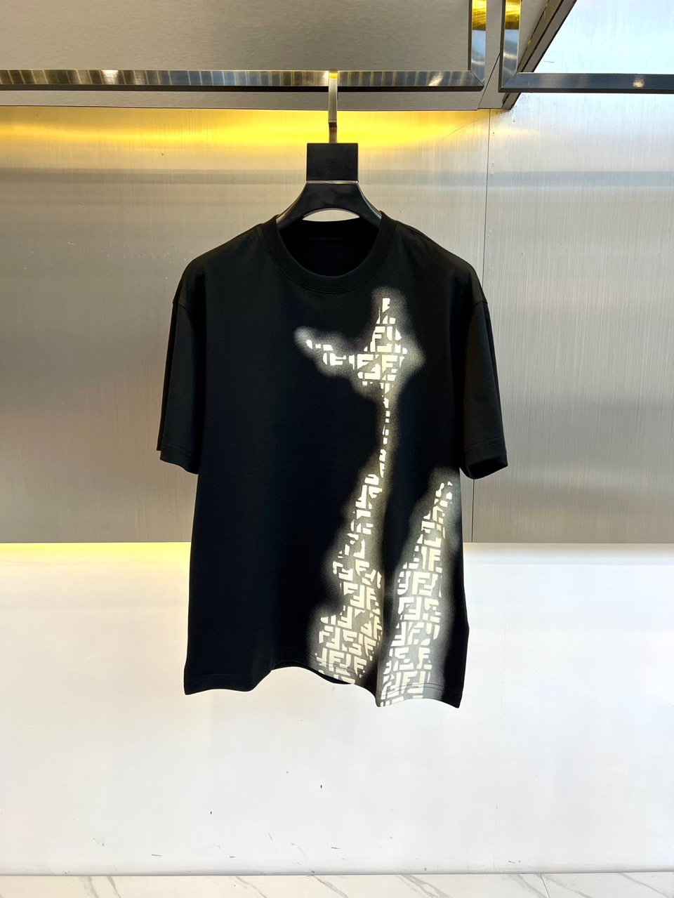 NO:120943,Fendi, 2025 men's new cracked gradient foam printed short-sleeved T-shirt, cotton jersey round neck casual and versatile short-sleeved T-shirt, customized counter literacy top European cotton fabric, original fixed-woven ribs, neat car thread. High-density knitted ribs round neck splicing, irregular crack foaming craft printing 