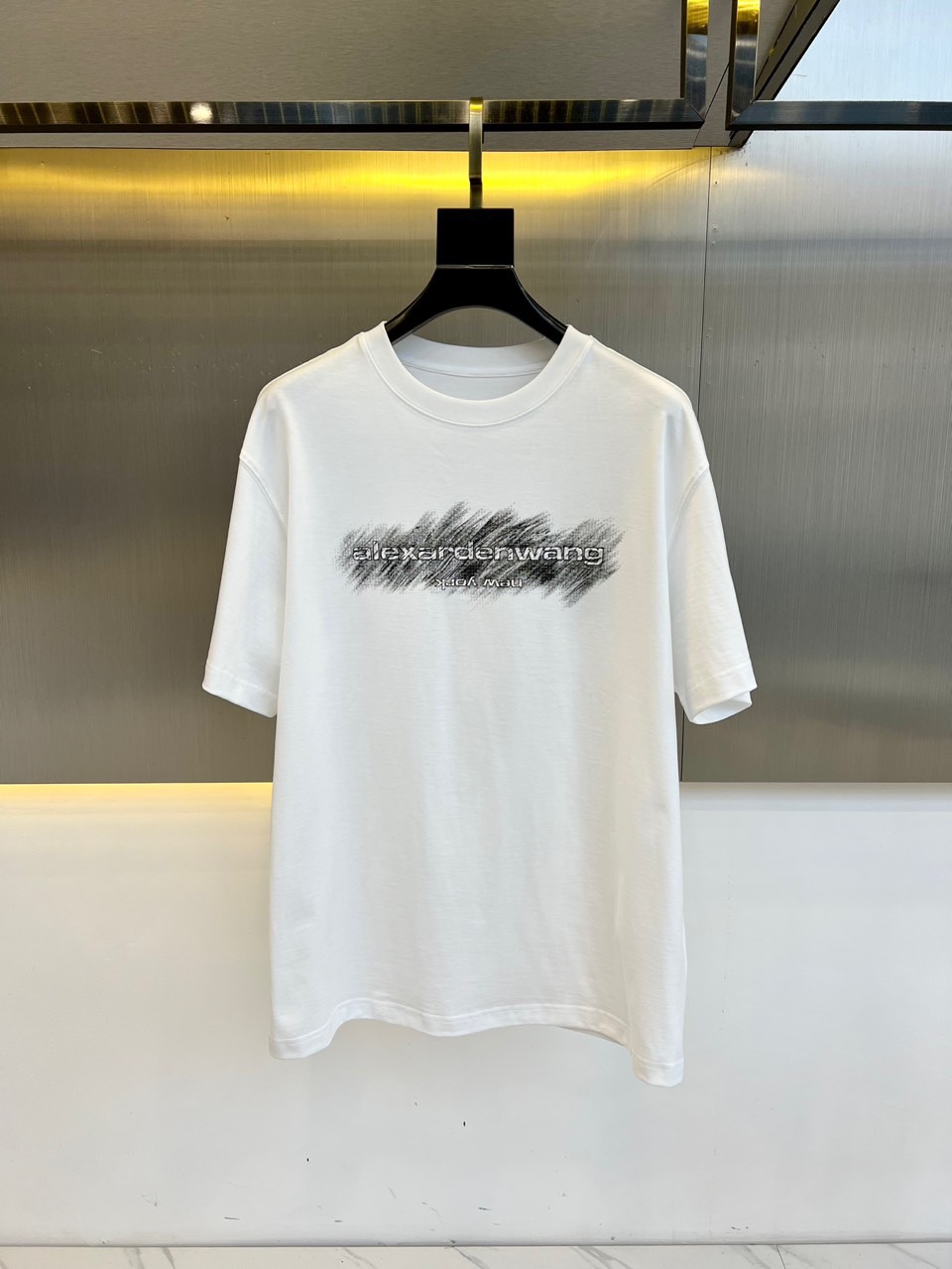 NO:120946,Alexander W Alexander King, 2025 new season new spring and summer new printed logo short-sleeved T-shirt!  Select herbal antibacterial technology fabrics to create double yarn fabrics (this product contains natural antibacterial ingredients of mugwort, honeysuckle, and tea tree essential oil extracts, synthesized using the latest nanotechnology, and has long-term inhibition of the reproduction of a variety of harmful bacteria and fungi) is a must-have for spring and summer matching!  48-56 (model 173, 143 catties upper body 50 sizes), alexander wang, T-shirt, tees, t-shirt, alexander wang19860909Alexander W亚历山大王、2025新季新款春夏新款印花logo短袖T恤！甄选本草抗菌科技面料打造双纱面料（本品含有艾草、金银花、茶树精油提取物天然抗菌成份,采用最新纳米技术合成,具有长效抑制多种有害细菌真菌的繁殖）春夏季搭配的必备款！48-56（模特173,143斤上身50码）,,alexander wang,T-shirt,tees，t-shirt,alexander wang,Men's clothing