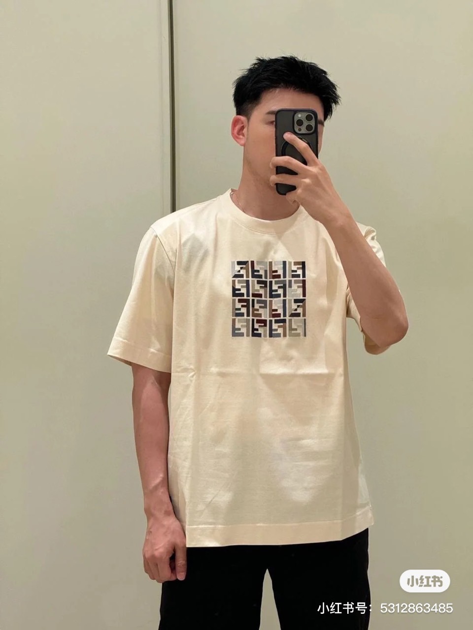 NO:120945,Fendi, 2025 spring clothing new product contrast color garbled F embroidered short-sleeved T-shirt. Special textile tight cotton, 24 yarns are relatively thin, so the fabric made of this yarn is usually relatively thin, soft and has good breathability. Tight cotton is the structure of the fabric, and the yarns are arranged tightly, making the fabric thicker and more dense. The tight structure also helps to improve the wear resistance and wrinkle resistance of the fabric. The stitches of tatami embroidered cross the entire figure and are arranged in a direction that is perpendicular to the boundary of the figure, forming a set of forward and return stitches. This arrangement not only enhances the three-dimensionality and texture of the pattern, but also makes the pattern more delicate and vivid. 48-56 (model 173, 143 catties upper body 50 yards), fendi, fendi, T-shirt, tees, t-shirt, alexander wang19860909Fendi 芬迪、2025春装新品撞色乱码F刺绣短袖T恤.特纺织紧密棉,24支纱线相对较细,因此,由这种纱线制成的面料通常会相对轻薄、柔软并具有良好的透气性.紧密棉可是面料的结构紧密,纱线之间排列紧密无间,使得面料更加厚实、密实.紧密的结构也有助于提高面料的耐磨性、抗皱性.榻榻米绣的针迹跨过整个图形,沿与图形边界相垂的方向排列,分别形成一组前进和返回针迹.这种排列方式不仅增强了图案的立体感和质感,还使得图案更加精细和生动.48-56（模特173,143斤上身50码）,,fendi,fendi,T-shirt,tees，t-shirt,alexander wang,Men's clothing