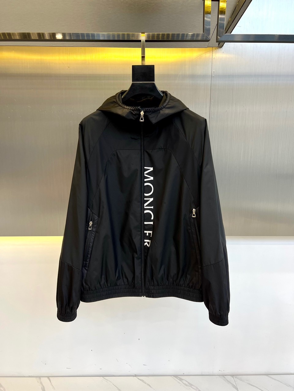 NO:120950,Mon mask, 2025 spring and summer new M home hooded jacket. It uses imported environmentally friendly fabrics, efficient, long-lasting and breathable, and has a particularly obvious tear-proof performance!  The jacket has a simple and elegant style, light and comfortable style, and the exquisite craftsmanship reflects the unique characteristics of the brand. The unique logo of the left shoulder brand is extremely recognizable!  The elastic and tight sleeves are tight and the windproof effect is maximized!  Zippers are also exclusively customized high-quality metal zippers. They have unique textile technology, high and texture, full color of fabric, reliable and resistant to washing. The touch feels soft and elastic, and the upper body is locked easily and freely and keep warm all the time. They are the best choice for wearing all seasons. 48-56 (model 173, 143 catties upper body 50 sizes), Moncler, jackets & coats, hats, alexander wang19860909Mon蒙口、2025春夏新款M家连帽夹克.采用进口环保面料,高效持久透气,防撕裂性能效果尤为明显！夹克版型简约大气,轻便舒适,处处精悍的工艺体现品牌独有的特点,左肩品牌独有logo,辨识度极高！松紧收口袖子,严丝合缝的防风效果做到极致！拉链也是独家定制而成的高质感金属拉链,独特的纺织工艺,高及质感,面料色泽饱满,牢靠耐水洗.触摸手感柔软有弹力,上身即锁温轻松洒脱时刻保暖.四季可穿实用不二之选.48-56（模特173,143斤上身50码）,,Moncler,jackets & coats,hats,alexander wang,Men's clothing