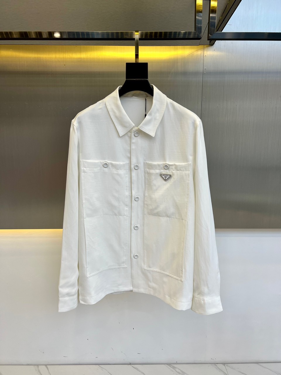 NO:120954,Prad, 2025FW Men's Lapel Jacket Jacket, this is a style that has been tried by the designer. The upper body is very cool, customized fabrics are provided by customers, and must-have items for spring and autumn. The overall feel is much softer than before, and it is highly comfortable. The hardware accessories, hardware accessories, breathable, highlight the texture are all high-end materials for customers, which are very textured, fashionable and casual, and the style is versatile and suitable for all occasions. Anyone can easily control it!  48-56 (model 173, 143 catties upper body 50 sizes), prada, prada, jackets & coats, jackets & coats, alexander wang19860909Prad普拉、2025FW 男士翻领夹克外套 ,这种就是设计师屡试不爽的版型,上身很飒,客供定制面料,春秋季必备单品.整体手感比以往做的要柔软很多,舒适度高,客供五金辅料,五金配件,透气,凸显质感五金配件都是客供高档材料,非常具有质感,时尚休闲兼备款,款式百搭适合各种场合,任何人都可以轻松驾驭！48-56（模特173,143斤上身50码）,,prada,prada,jackets & coats,jackets & coats,alexander wang,Men's clothing