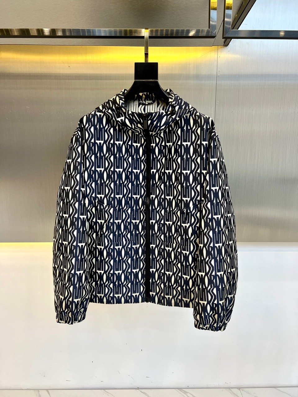 NO:120956,Dior, 2025 spring and summer new products, zippered hooded casual jackets. The official website simultaneously released items. Miss Dior Allover pattern, classic bee logo, paired with zippered closure and two large front lip embroidery and CD logo, no lining, loose cut, bottom edge and collar drawstring design. 48-56 (model 173, 143 catties upper body 50 sizes), dior, dior, jackets & coats, hats, alexander wang19860909Dior迪奥、2025春夏新品 拉链连帽休闲夹克.官网同步发售单品.Miss Dior Allover图案,经典小蜜蜂标,搭配拉链开合和两个正面大号口识刺绣和CD 标志,无里料,宽松剪裁,底边和衣领抽绳设计.48-56（模特173,143斤上身50码）,,dior,dior,jackets & coats,hats,alexander wang,Men's clothing