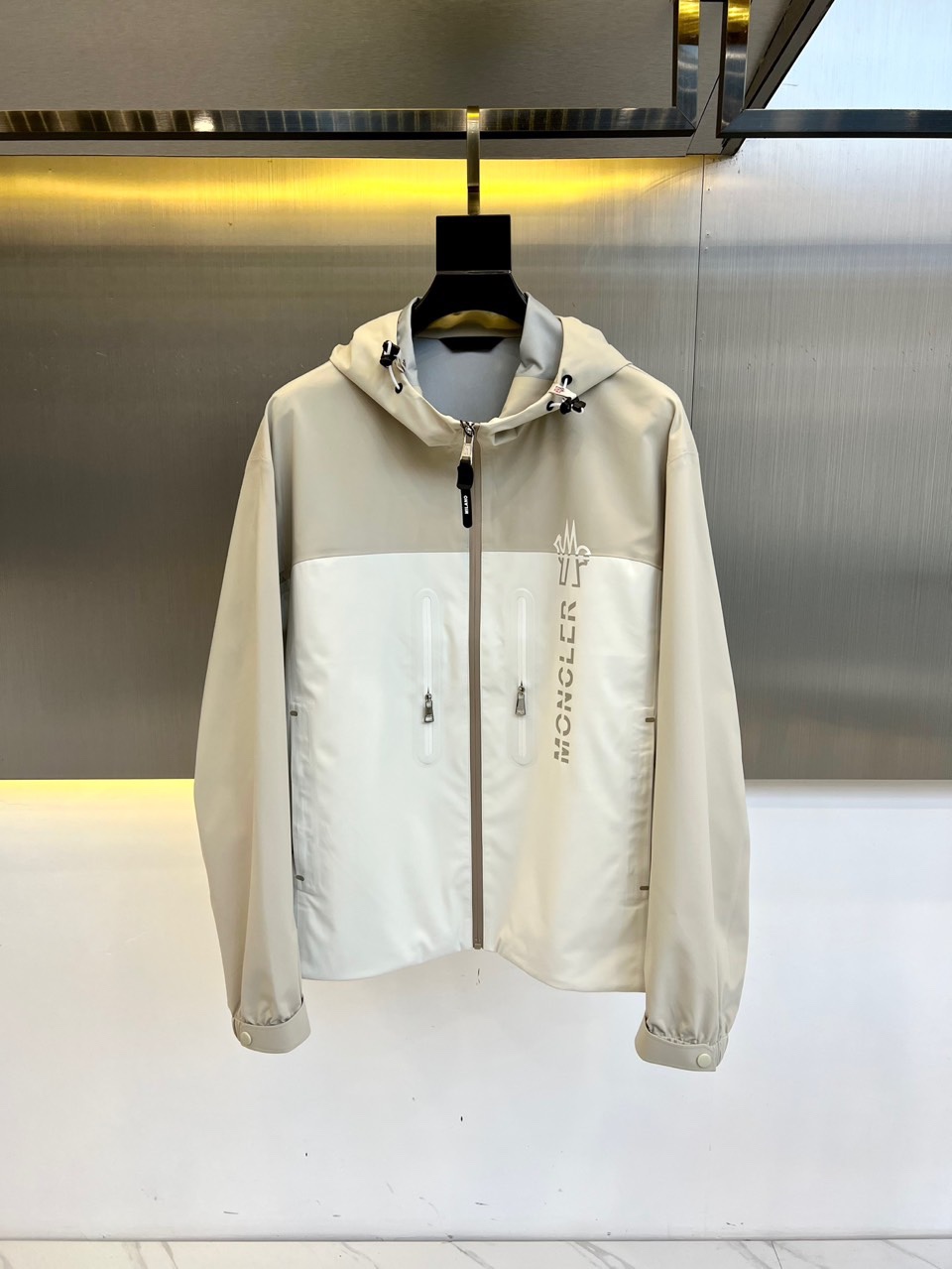 NO:120958,Mon mask, 2025 spring new nylon contrasting color splicing outdoor sports clamp jacket. In addition to Bird's home, his home is also the best in the outdoor jacket. Laser cutting technology, high-temperature ironing, markless bonding, top-grade waterproof fabric, wear-resistant, scratch-resistant, especially suitable for outdoor sports, three-dimensional fitting, simple and atmospheric, top-grade quality!  Classic hooded style, chest logo embellishment, design of large zippered pockets on both sides, and outdoors have good functionality  .Technique It adopts a seamless inner fitting process, making the inside of the clothes more comfortable, effectively preventing cold wind from invading, and enhancing the warmth effect. This process also makes the jacket softer and fit the body, providing a better sense of wearing. The surface of the jacket is lightly waterproof, which can keep dry in light rain or humid environments. Its waterproof function can effectively resist the penetration of rainwater and protect the body from moisture. At the same time, the jacket is breathable.  Sex, able to expel moisture from the body and maintain a comfortable feeling of wearing. This outdoor men's jacket hooded jacket is ideal for outdoor sports enthusiasts. It not only has warm and waterproof functions, but also has multiple pockets for storing personal belongings. Whether it is hiking, hiking, rock climbing or other outdoor activities, jackets can provide you with comfort, protection and convenience. In the harsh outdoor environment, this jacket will become your reliable companion. Full-quality order!  1-5 sizes (model 173, 143 catties upper body 2 sizes), jil sander, Moncler, jackets & coats, jackets & coats, hats, alexander wang19860909Mon蒙口、2025春装新款尼龙撞色拼接户外运动夹棉冲锋衣夹克.除了鸟家 他家在户外冲锋衣的里面也是佼佼者的存在,激光切割工艺 高温压烫无痕粘合,顶级防水面料 耐磨 耐刮 特别适合户外运动,立体合身剪裁 版型简约大气 顶级品质！ 经典的连帽款式 胸口标志点缀 两侧拉链大口袋的设计 户外有着很好的功能性 .工艺它采用了内里无缝贴合工艺,使得衣服内部更加贴合舒适,有效防止冷风侵入,增强保暖效果.这种工艺还使得冲锋衣更加柔软且贴合身形,提供更好的穿着感.冲锋衣的表面采用轻度防水处理,能够在轻度雨水或湿润环境中保持干燥.它的防水功能可以有效抵挡雨水渗透,保护身体免受潮湿的困扰.同时,冲锋衣也具备透气性,能够排出身体内部的湿气,保持舒适的穿着感.这款户外男装冲锋衣连帽外套是户外运动爱好者的理想选择.它不仅具备保暖和防水功能,还有多个口袋用于储存个人物品.无论是徒步旅行、登山攀岩还是其他户外活动,冲锋衣都能为你提供舒适、保护和便利.在严峻的户外环境中,这款冲锋衣将成为你的可靠伴侣.全品相订单！1-5码（模特173,143斤上身2码）,,jil sander,Moncler,jackets & coats,jackets & coats,hats,alexander wang,Men's clothing