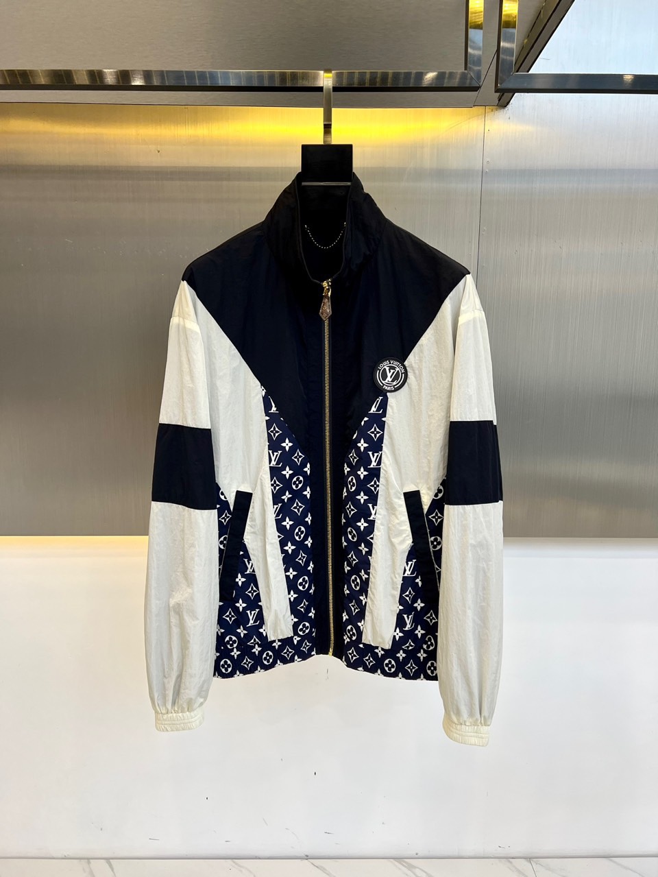 NO:120960,1v Vaderton, 25s new sporty style presbyop color-blocking casual jacket. Made of light nylon, decorated with color-blocking patterns, and casual pleated finishes to create a sporty atmosphere. The zipper style is decorated with iconic Monogram decorative details, and the turtleneck, elastic waist and cuff design stand out to ensure maximum comfort. The dress is completed by two practical single-line inlay bags. The same style for men and women. 48-56 (model 173 good 143 catties upper body 50 sizes), Jackets & coats, alexander wang198609091v威登、25s新款运动风老花拼色休闲夹克.采用轻盈的尼龙制成,饰有拼色图案,采用休闲褶皱饰面,营造出运动气息.拉链款式饰有标志性的Monogram装饰细节,高领、松紧腰部和袖口设计脱颖而出,确保了最大的舒适度.这件衣服由两个实用的单线嵌袋完成.男女同款.48-56（模特173好143斤上身50码）,,jackets & coats,alexander wang,Men's clothing