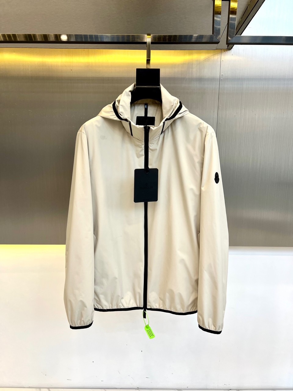 NO:423293,Mon cover, 2025 spring and summer outdoor men's jacket hooded jacket. In addition to Bird's home, his home is also the best inside the jacket. Classic hooded style, chest logo embellishment, design of large zipper pockets on both sides, outdoor has good functionality  .Technique It adopts seamless fitting process in the inner, making the inside of the clothes more comfortable, effectively preventing cold wind from invading, and enhancing the warmth effect. This process also makes the jacket softer and fit the body, providing a better sense of wearing. The surface of the jacket is lightly waterproof, which can keep it dry in light rain or wet environments. Its waterproof function can effectively resist the penetration of rainwater and protect the body from moisture. At the same time, the jacket is breathable, can discharge moisture from the inside of the body and maintain a comfortable feeling of wearing. This outdoor men's jacket hooded jacket is an ideal choice for outdoor sports enthusiasts. Whether it is hiking, hiking, rock climbing or other outdoor activities, the jacket can provide you with comfort, protection and convenience. In the severe outdoor environment, this jacket will become your reliable companion. Full-quality order!  1-5 sizes (model 173, 143 catties upper body 2 sizes), jil sander, Moncler, jackets & coats, hats, alexander wang19860909Mon蒙口、2025春夏户外男装冲锋衣连帽外套 除了鸟家 他家在户外冲锋衣的里面也是佼佼者的存在 经典的连帽款式 胸口标志点缀 两侧拉链大口袋的设计 户外有着很好的功能性 .工艺它采用了内里无缝贴合工艺,使得衣服内部更加贴合舒适,有效防止冷风侵入,增强保暖效果.这种工艺还使得冲锋衣更加柔软且贴合身形,提供更好的穿着感.冲锋衣的表面采用轻度防水处理,能够在轻度雨水或湿润环境中保持干燥.它的防水功能可以有效抵挡雨水渗透,保护身体免受潮湿的困扰.同时,冲锋衣也具备透气性,能够排出身体内部的湿气,保持舒适的穿着感.这款户外男装冲锋衣连帽外套是户外运动爱好者的理想选择.无论是徒步旅行、登山攀岩还是其他户外活动,冲锋衣都能为你提供舒适、保护和便利.在严峻的户外环境中,这款冲锋衣将成为你的可靠伴侣.全品相订单！1-5码（模特173,143斤上身2码）,,jil sander,Moncler,jackets & coats,hats,alexander wang,Men's clothing