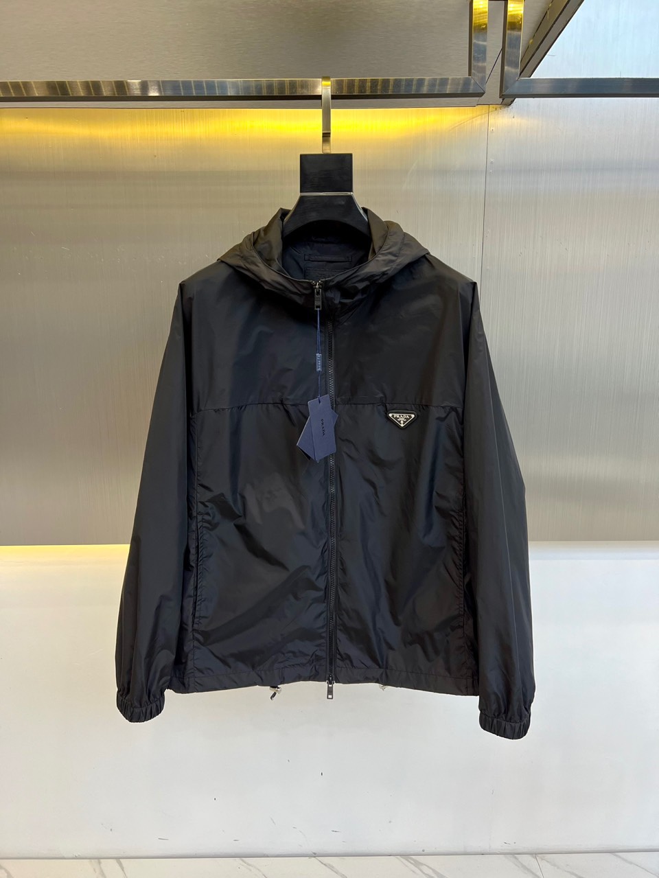 NO:423303,Prad, 2025FW spring and summer new hooded jacket waterproof jacket, P's latest jacket, is built with the usual classic jacket style, made of 82.1 nylon material and 17.9 spandex. The brand's nylon fabric is first-class windproof and waterproof, the upper body is breathable and light, very comfortable and comfortable, and the surface is very smooth and clean, with obvious texture. The chest is decorated with the brand's iconic franc metal logo, which perfectly enhances the grade of the entire jacket and is easy to adjust. The overall style is simple and elegant, very practical and versatile!  48-56 (model 173, 143 catties upper body 50 sizes), prada, prada, jackets & coats, jackets & coats, hats, alexander wang19860909Prad普拉、2025FW春夏新款连帽夹克防水外套,P家最新款冲锋衣夹克,秉承着一贯的爆款经典夹克版型打造,采用82.1尼龙材料加上17.9氨纶一起打造而成,品牌主打的尼龙面料,防风防水性能一流,上身透气又轻薄,十分的舒适和,而且表面十分光滑洁净,质感显而易见.胸前饰有品牌标志性的法郎金属徽标,完美的提升整件夹克的档次,方便调节.整体款式简洁大方,非常实用,百搭！48-56（模特173,143斤上身50码）,,prada,prada,jackets & coats,jackets & coats,hats,alexander wang,Men's clothing