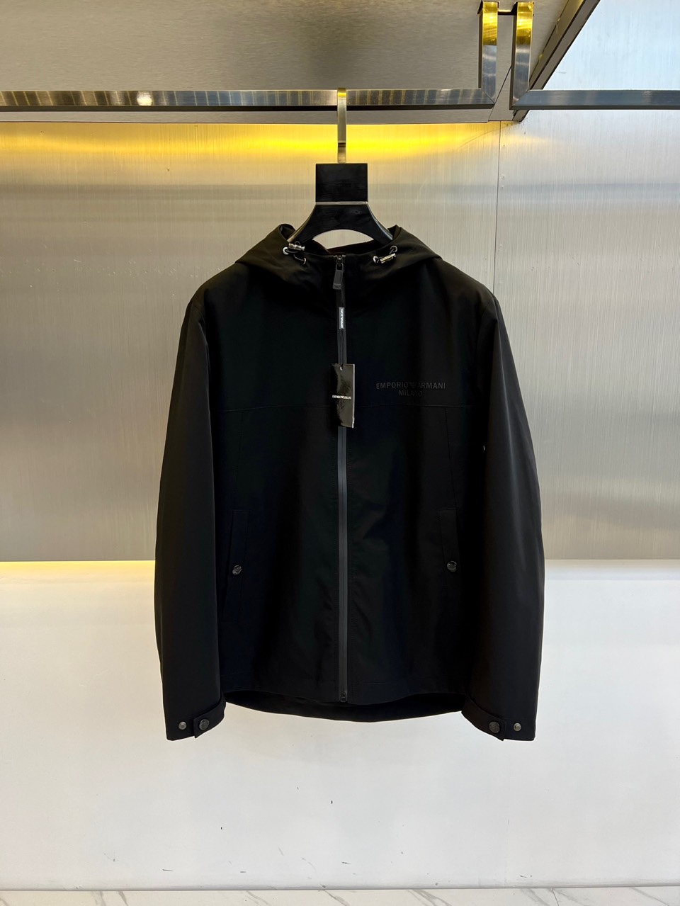 NO:525179,ARM Armani and 25s spring clothes are available for sale in casual quality stand-up jackets. They are essential in autumn and winter. The upper body style is very good! The simple solid color design makes the upper body of the jacket look more stylish and elegant, full of spirit! The fashionable and casual version that inherits the same as ever is, three-dimensional and exquisite. The exquisite craftsmanship, simple and fashionable also reflects the unique interest of the brand, demonstrating the exquisite workmanship and the ultimate sense of detail! The casual and sports cutting design, the gray style is very fashionable and young, and it is also the kind of item that everyone needs. It is basic and versatile and detailed elements. The life scene can be instantly displayed and effortless! 48-56 (model 173, 143 catties upper body 50 sizes), Armani, jackets & coats, jackets & coats, alexander wang19860909ARM阿玛尼、25s春装新品发售休闲品质立领夹克外套.秋冬季节必备.上身版型效果然的超好！简约的纯色設计,让夹克上身更具型格情尽展现优雅,神气精十足！袭承一如即往的时尚休闲款型版立体精巧.考究工艺,简约时尚,亦体现了品牌独有的趣味,彰显精湛的做工与完美至极的细节感！休闲运动的裁剪设计,版型灰常时尚显年轻,也是人人都需要的那种单品,又基础百搭又有细节化元素,生活情景,既能风格立現.又毫不费力！48-56（模特173,143斤上身50码）,,armani,jackets & coats,jackets & coats,alexander wang,Men's clothing