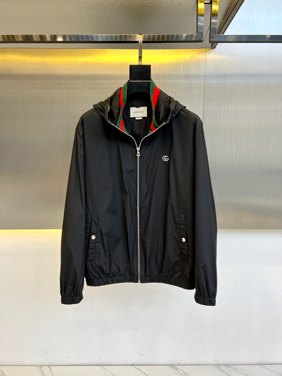 NO:525176,Gucc, 25s spring and summer new hooded jacket, customized Ykk zipper, Gucci retro logo patches with light lining, and the sports style in Gucci aesthetics echoes each other. Gucci retro logos once again shine in the overture series!  Easily advance the sense of fashion, with extremely exquisite workmanship and neat and meticulous wiring!  A masterpiece of a big-name designer!  Super fashionable and handsome upper body!  48-56 (model 173, 143 catties upper body 50 sizes), gucci, gucci, jackets & coats, hats, alexander wang19860909Gucc古驰、25s春夏新品连帽夹克, 定制Ykk拉链,Gucci复古标识贴饰轻薄衬里,Gucci美学中的运动风格交相呼应.Gucci复古标识在无边序曲系列中再次绽放异彩！轻松将时髦感进阶,做工极为考究严谨,走线工整细致！大牌设计师巨作！上身超级时尚帅气！48-56（模特173,143斤上身50码）,,gucci,gucci,jackets & coats,hats,alexander wang,Men's clothing