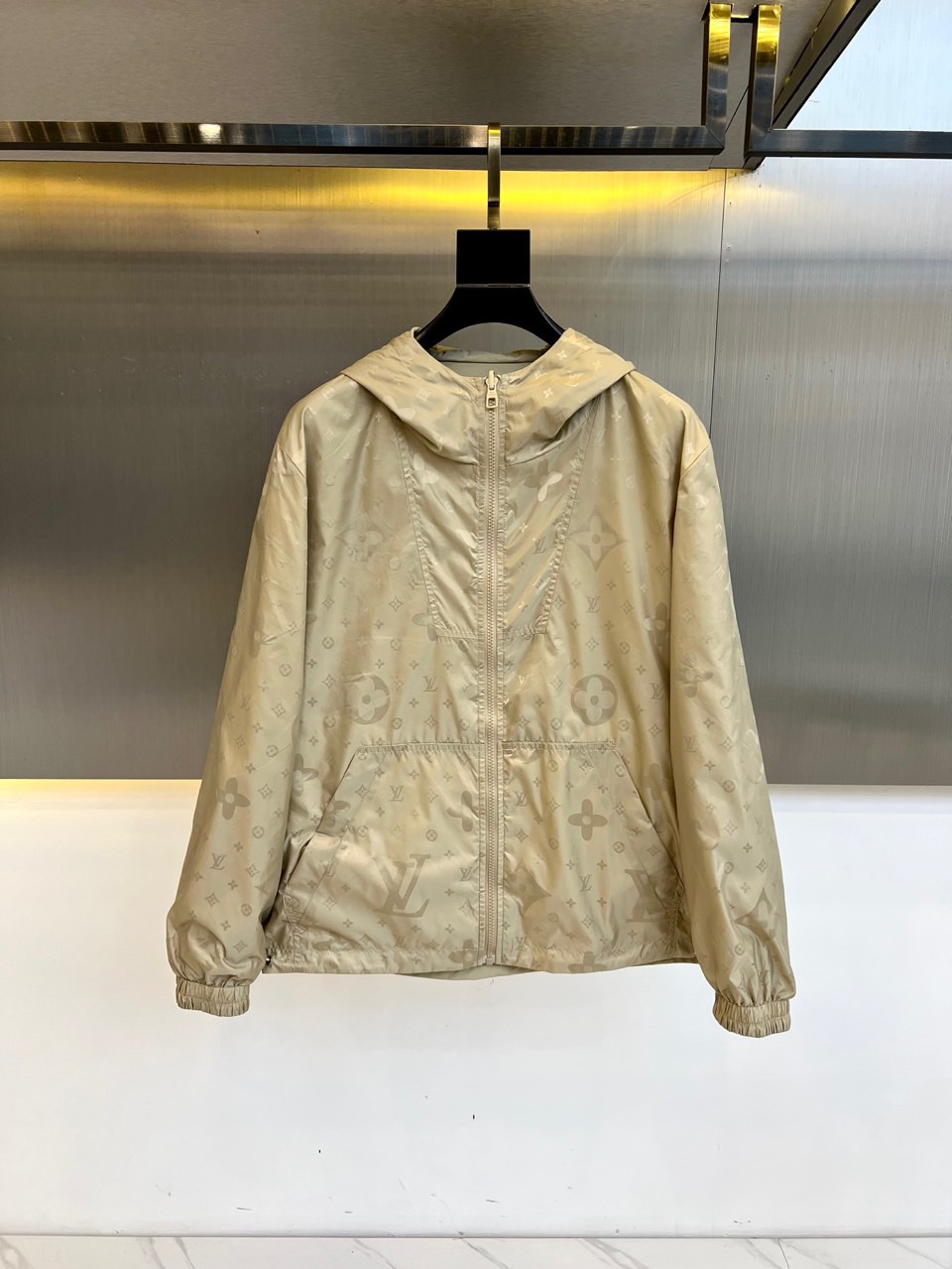 NO:525184,1v Vaderton, new double-sided jacket pattern jacquard double-sided jacket jacket, double-sided jacket, divided into solid color surface and full logo jacquard surface. The two styles are randomly switched, needless to say, low-key and luxurious, both sides take away the classic 1V elements, loose style, and the upper body is casual and comfortable. The solid color surface is a soft-shell jacket, a simple solid color, only the chest hardware decoration, the hardware can be detached, all the hardware inside and outside are engraved with double-sided lettering, the original version is consistently customized and dyed. The same color has no color difference, and the labor cost is expensive. The lining is a silk jacquard surface cloth, and the classic full-frame logo jacquard process needs to be weaved, and the craftsmanship cost is extremely high. The advanced design style is delicate and comfortable. It is very light and not easy to wrinkle. Multiple craftsmanship  The overall design is quite visual, the upper body is casual and stylish, with a certain degree of clarity. 48-56 (model 173, 143 catties upper body 50 sizes), Jackets & coats, Jackets & coats, real silk, alexander wang198609091v威登、新款双面穿夹克纹提花双面穿夹克冲锋衣外套,双面穿夹克,分为纯色面和满logo提花面,两种风格随意切换,款式不需多说,低调奢华,双面都带走1V经典元素,宽松版型,上身休闲舒适.纯色面为软壳冲锋衣款,纯色简单款,仅胸口五金装饰,五金可拆卸,里外五金全部双面刻字,原版一致去定制定染.衣身同色无色差,工费昂贵.里布为真丝提花面布,经典满幅logo提花工艺,全部需要织上去,工艺成本极高. 超前卫设计风格 细腻舒适 穿着非常轻便不易起皱.多重重工艺 整体的设计颇具视觉感,上身休闲有型,有一定的挺括度.48-56（模特173,143斤上身50码）,,jackets & coats,jackets & coats,real silk,alexander wang,Men's clothing