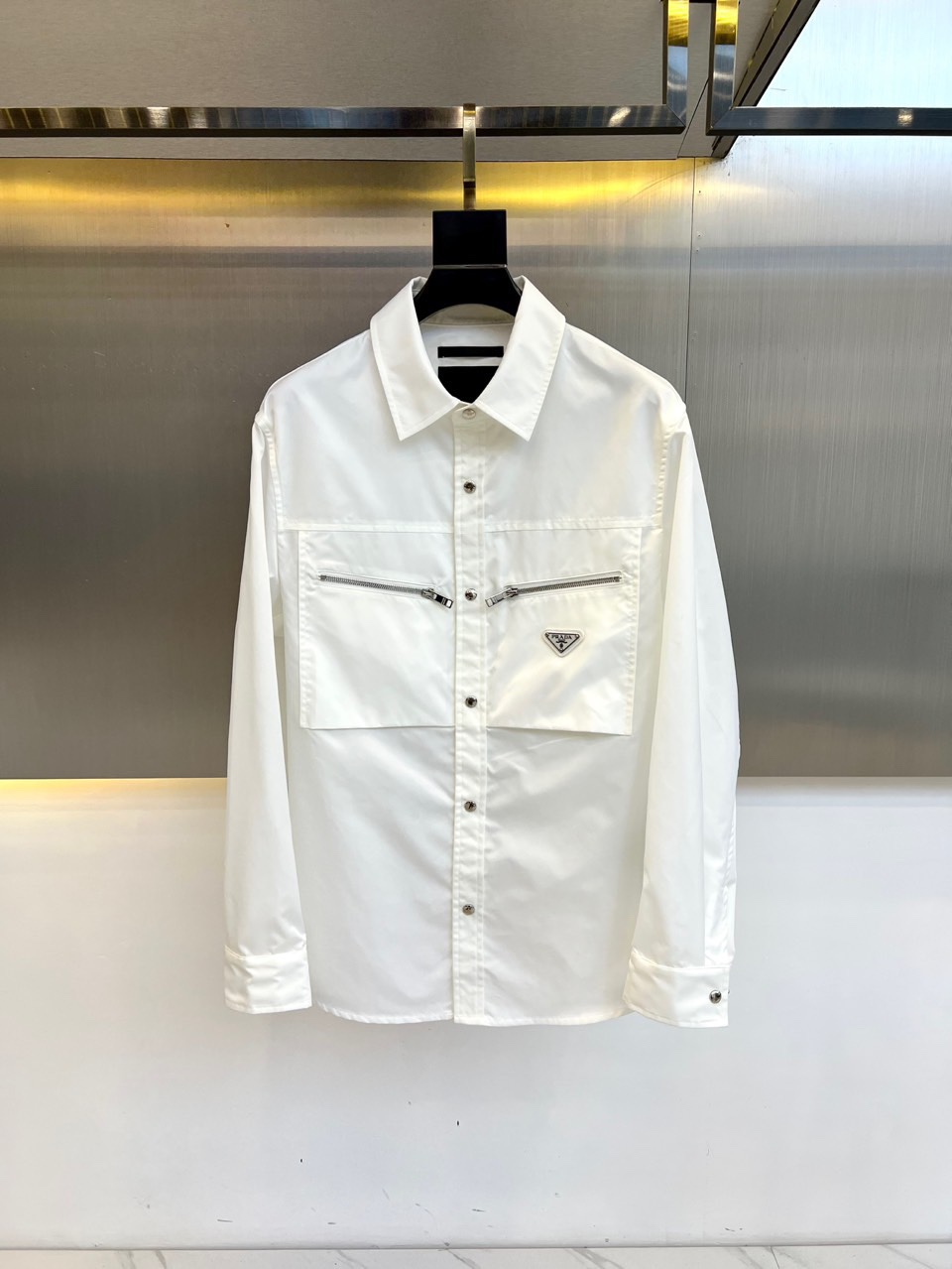 NO:485973,Prad, new P home multi-pocket work-wear long-sleeved casual shirt jacket, 100% nylon 75d full-function over-glue windbreaker material, three-layer fabric, 35 grams of needle cotton, has high elasticity and resilience, anti-wrinkle, windproof, sun protection and waterproof. The material is exquisite and delicate, seems to be Prada's patented high-quality multi-pocket design. Functional work style, original single-stock three-standard standard. 48-56 (model 173, 140 catties upper body 50 sizes),,prada,prada, jackets & coats,jackets & coats,shirts,alexander wang19860909Prad普拉、新款P家多口袋工装长袖休闲衬衫式夹克外套,采用百分百尼龙 75d全功能过胶风衣料,三层面料 里含35克针棉 具有高弹性回复效果 抗皱防风防晒防水.材质精致细腻似乎是普拉达专利品质上乘 多口袋设计.机能工装风,原单货三标齐全.48-56（模特173,140斤上身50码）,,prada,prada,jackets & coats,jackets & coats,shirts,alexander wang,Men's clothing