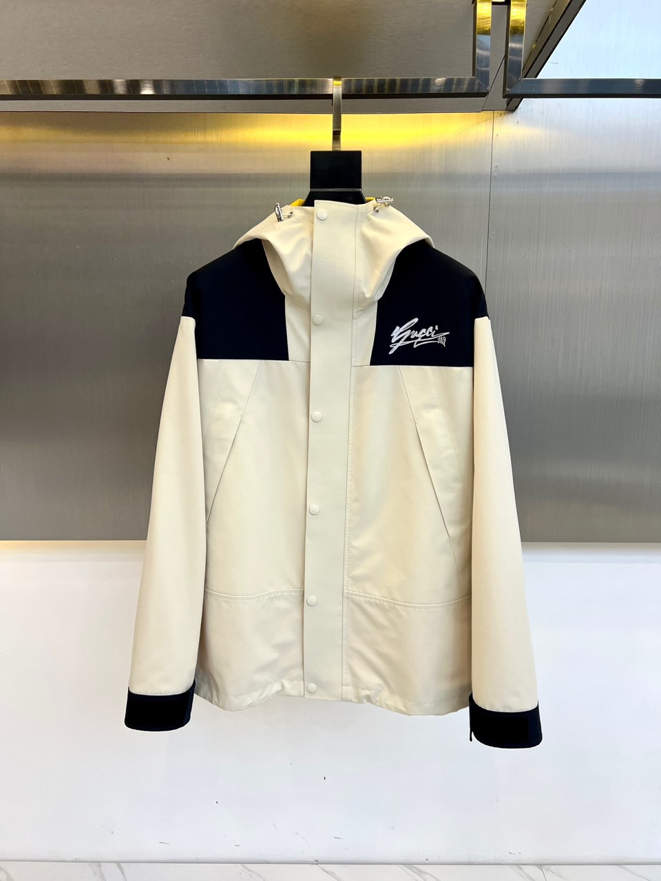 NO:487349,Gucc ancient and 25FW's most stylish capsule series - color-blocked windproof hooded jacket, made of imported high-density canvas nylon material, the fabric has windproof, waterproof and breathable properties, providing the best fitting comfort!  The nylon canvas surface is decorated with the iconic GG pattern created by exquisite skills, and the casual and sporty jacket style is cut. It is not a matter of body shape or age limitation. It can be controlled at will. It is impossible to accept it with your eyes closed!  48-56 (model 173, 143 catties upper body 50 sizes), gucci, jackets & coats, hats, alexander wang19860909Gucc古、25FW最款胶囊系列-拼色防风连帽冲锋衣夹克,选用客供进口高密度帆布尼龙材质制成,面料具有防风防水透气性能,提供最出色的着身舒适性！尼龙帆布表面通过精湛技艺打造的刺绣标志性GG图案装饰,休闲运动的夹克版型剪裁,不分身材和年龄的限制,随心驾驭,闭眼收走绝不会错！48-56（模特173,143斤上身50码）,,gucci,jackets & coats,hats,alexander wang,Men's clothing