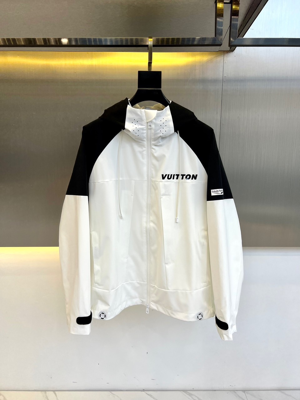 NO:123570,1v, the latest outdoor soft jacket in spring and summer 25 years. Pressing glue plus laser cutting technology, laser perforation, customized fabrics for customer supply, professional outdoor sports fabrics!  The inner edging technology is added to the cuffs and can be adjusted freely, which truly fits the body proportions, windproof and warm. The details and workmanship are in place in all aspects, and the sense of high-end is full!  There is a pocket on the inside of the placket. It has a good outdoor style, daily sports, outdoor travel and mountaineering. 48-56 (model 173, 143 catties upper body 50 yards), Jackets & coats, alexander wang198609091v、25年春夏最新款户外软冲锋衣外套.压胶加激光切割技术,激光穿孔,客供定制的面料,专业的户外运动面料！内里包边技术,袖口添加松紧可自由调节 真正做到贴合身材比例, 防风保暖 细节做工各方面都很到位,高级感拉满！门襟内侧有口袋 妥妥的户外风,日常运动,户外旅行登山.48-56（模特173,143斤上身50码）,,jackets & coats,alexander wang,Men's clothing