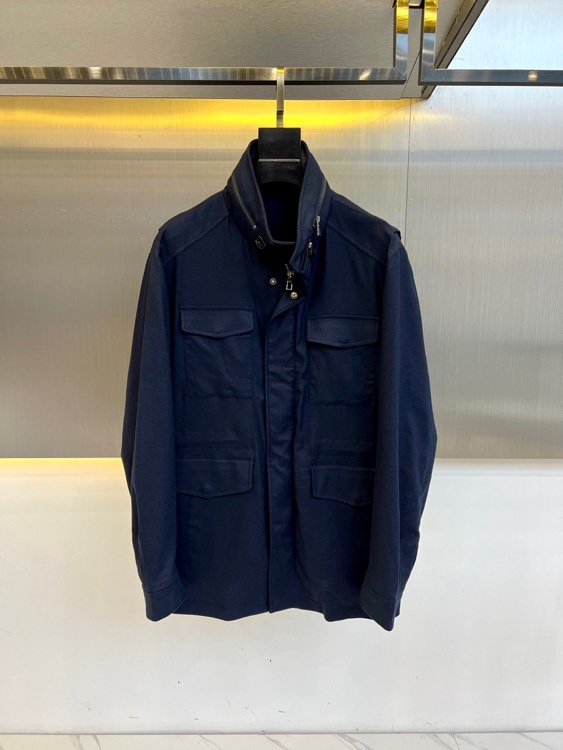 NO:122618,Loro Piana, Loro Piana, the most classic traveller travel series. High-end series Tennis linen symmetrical patch pocket decorative zipper multi-pocket jacket. Loro Giana made in Italy 60-day silk 40 linen. It has super breathable and sweat-absorbing properties, giving you a refreshing and comfortable feeling. The industry can be called breathable linen fabric, made of warp and weft spinning machine twisted thread, has a vivid concave texture and a soft and comfortable feel. If you look at the knots on the surface of the fabric, it can be said that there is basically no such thing as a very differentiation of cheap and rough sesame texture on the market!  The access control adopts metal zipper, symmetrical flip pocket design, and natural horn buckle, which is very high-end!  Elastic cuffs and hem, basic regular style cut, top body modification, very stylish, the most scarce and high-end Tencel linen jacket, Traveller's jacket is one of the very classic styles, and he has been around since World War II. It can be said that it has been a long-lasting new!  Many times, when faced with unknown weather conditions, it is always right to bring it with you on a business trip, and it will be used very frequently!  Using Loropiana's exclusive patented technology Windmate technology, it integrates extraordinary fabrics into a piece of clothing!  It is really hard to encounter high-end products, don’t miss them!  48-56 (model 173, 143 catties upper body 50 sizes), loro piana, jackets & coats, jackets & coats, alexander wang19860909Loro Piana诺悠翩雅、 天花板牛货loro piana 最经典的traveller旅行系列.高端系列天丝亚麻对称贴袋装饰拉链多口袋夹克外套.洛罗吉亚纳意大利制造60天丝40亚麻.拥有着超强的透气吸汗性,给你透心凉的清爽舒适感,业界堪称会呼吸的亚麻布面料,由经纬纺机捻线针织而成,具有生动的凹凸纹理感,手感柔软舒适,仔细看看面料表面的结节点,可以说是基本没有的,很大的区别出市面廉价粗糙感的麻料！门禁采用金属拉链,对称翻盖口袋设计,采用天然牛角扣,非常富有高级感！松紧袖口和下摆,基础常规的版型裁剪,上身修饰身材非常有型,最稀缺最高级的天丝亚麻夹克,Traveller旅行者外套是非常经典的款式之一 从二战时期就有了他的身影 可以说是历久弥新！很多时候面对未知的天气状况,出差旅行带上它总没错,使用频率会非常高！采用Loropiana独家专利技术Windmate技术,将超凡的面料融合于一件衣服之中！真的很难遇到的高端臻品,切勿错过！48-56（模特173,143斤上身50码）,,loro piana,jackets & coats,jackets & coats,alexander wang,Men's clothing