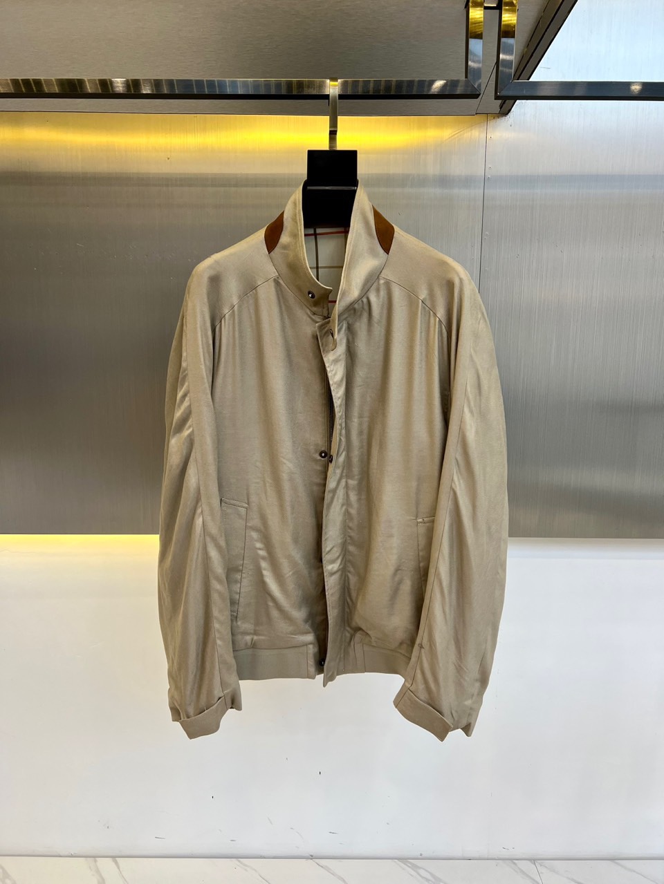 NO:122621,Loro Piana, spring and summer high-end series Tennis linen stand collar business casual executive jacket jacket. Loro Giana made in Italy 60-day silk 40 linen. It has super breathable and sweat-absorbing properties, giving you a refreshing and comfortable feeling. The industry's breathable linen fabric is knitted from warp and weft spinning machine twisted thread, with a vivid concave and concave texture and a soft and comfortable feel. If you look at the knots on the surface of the fabric, you can say that there is basically no such thing as a very differentiation of cheap and rough sesame on the market!  The access control uses metal zippers, which is very high-end!  Elastic cuffs and hem, basic regular style cut, top body modification, very stylish, the most scarce and high-end Tencel linen jacket, exquisite tailoring, fits the body, showing the leader's ability and confidence. Reasonable multi-functional pocket design, practical and beautiful, meeting daily business needs. Whether it is formal meetings or business trips, this jacket is ideal for you to show your professional image. 48-56 (model 173, 143 catties upper body 50 sizes),,loro piano, jackets & coats, jackets & coats, alexander wang19860909Loro Piana诺悠翩雅、春夏高端系列天丝亚麻立领商务休闲行政夹克外套.洛罗吉亚纳意大利制造60天丝40亚麻.拥有着超强的透气吸汗性,给你透心凉的清爽舒适感,业界堪称会呼吸的亚麻布面料,由经纬纺机捻线针织而成,具有生动的凹凸纹理感,手感柔软舒适,仔细看看面料表面的结节点,可以说是基本没有的,很大的区别出市面廉价粗糙感的麻料！门禁采用金属拉链,非常富有高级感！松紧袖口和下摆,基础常规的版型裁剪,上身修饰身材非常有型,最稀缺最高级的天丝亚麻夹克,精致的剪裁,贴合身形,展现领导者的干练与自信.合理的多功能口袋设计,既实用又不失美观,满足日常商务需求.无论是正式会议还是商务旅行,这款夹克外套都是您展现专业形象的理想选择. 48-56（模特173,143斤上身50码）,,loro piana,jackets & coats,jackets & coats,alexander wang,Men's clothing