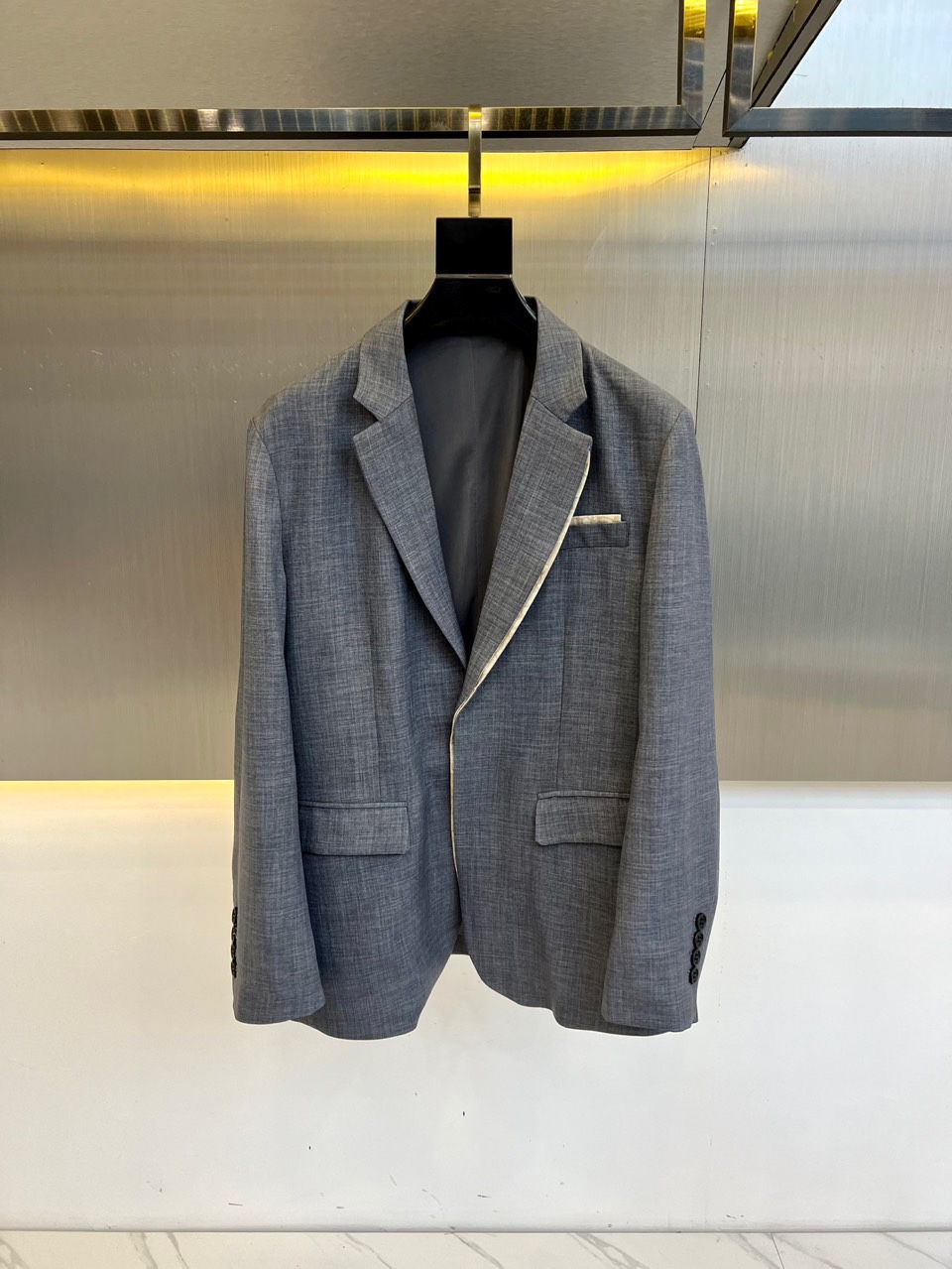 NO:122624,Dio, 2025 spring and summer new business casual suit jacket. Simple casual suit jacket, imported top-quality special fabrics are all ultra-thin polyester fiber twill fabrics imported from the UK, with a light luster, unique texture, and soft and smooth feel. They are not a product that can be compared with ordinary fabrics. The upper body is full of style, and the restrained and high-end fashionable dark blue color is very easy to highlight the temperamental tone, both solemn and harmonious, and control various occasions, business commuting and leisure out of the street are perfect, which is an excellent item with a tough look!  48-56 (model 173, 143 catties upper body 50 sizes), dior, dior, jackets & coats, business suit, alexander wang19860909Dio迪奥、2025春夏新品商务休闲西服外套.简约休闲西装外套,进口顶级特供面料都是英国进口的超薄聚酯纤维纤维斜纹面料,淡淡光泽,质感独特,手感柔嫩顺滑,不是一般面料所能对比的产品,上身型款十足,内敛高级的时髦深蓝色系,极易凸显气质的色调,亦庄亦谐,驾驭各种场合,商务通勤与出街休闲完美兼备,属于拗造型的一款绝佳单品！48-56（模特173,143斤上身50码）,,dior,dior,jackets & coats,business suit,alexander wang,Men's clothing