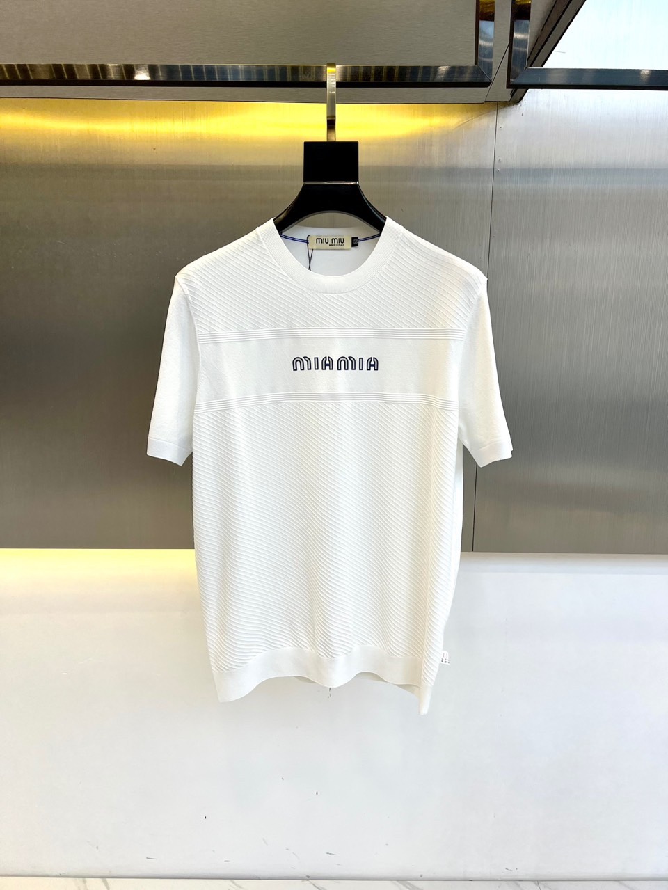 NO:122629,Miumiu and 25SS spring and summer new imported ice silk blend knitted short-sleeved round-neck Polo shirt. It uses 65.2 LESAER 29.3 cotton 5.5 ice silk blend material, the fabric is dry and breathable, and it is not easy to wear. The combination of cotton and mulberry silk enhances the luster and softness, is silky and delicate, and has a cool atmosphere!  The hollow jacquard weaving method of the clothes is soft and glutinous, not easy to deform, and has a full texture!  It is made with a German Stoll 16-pin special machine, which is close to the body and comfortable, and is neither picky about the figure nor age restrictions. Whether it is single or inner wear, it can be perfectly controlled in business occasions or casual fashion!  48-56 (please report height and weight by placing an order), miumiu, T-shirt, alexander wang19860909Miumiu缪缪、25SS春夏新款进口冰丝混纺针织短袖圆领Polo衫.采用客供进口65.2莱赛尔29.3棉5.5冰丝混纺材质,面料干爽透气,不易磨损,棉与桑蚕丝的结合提升了光泽感与柔软度,丝滑细腻,自带清凉气息！衣身镂空提花织法,软糯不易变形,质感十足！采用德国Stoll 16针专机专做,贴身冰爽舒适,既不挑身形又没有年龄限制,无论是单穿还是内搭,在商务场合或休闲时尚中都能完美驾驭！48-56（下单请报身高体重）,,miumiu,T-shirt,alexander wang,Men's clothing