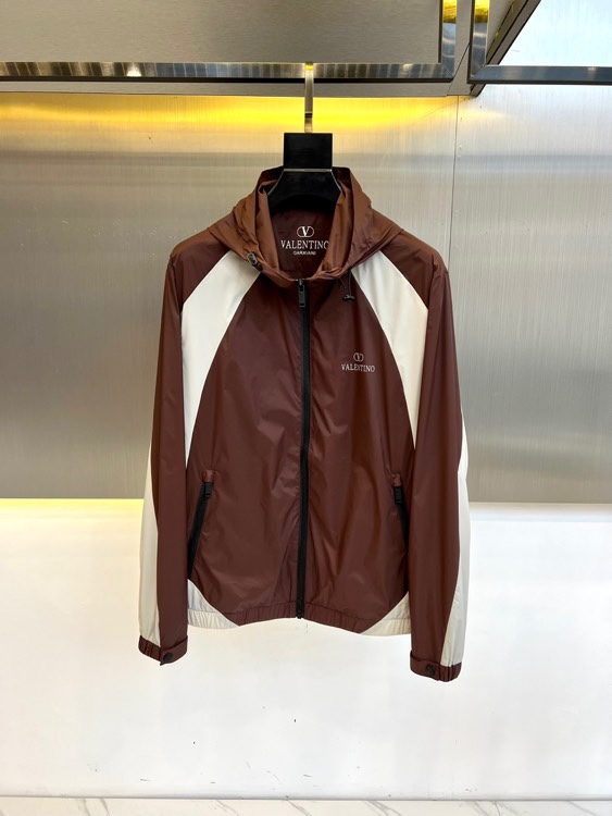 NO:122633,VT Valentino, 2025 spring and summer new colored zipper micro-label stand-up collar sports casual windbreaker jacket jacket. Zipper closure, side pockets, chest pockets, elastic cuffs, elastic drawstring hem. The products made can be easily transitioned from one season to the next season. The light feeling is matched with a sporty look. It uses a high stand-up collar, Velcro elastic cuffs, and eye-catching contrasting color ripstop inserts on the hem and sleeves. Nylon stand-up collar. 48-56 sizes (model 173, 143 catties upper body 50 sizes), valentino, jackets & coats, jackets & coats, alexander wang19860909VT华伦天奴、2025春夏新品拼色拉链微标立领运动休闲风衣夹克外套.拉链开合,侧面口袋,胸部口袋, 弹性袖口,弹性抽绳下摆,其制作的单品可以绍:轻松地从一季过渡到下一季.般轻盈的感觉,搭配运动风格的外观.它采用高立领、魔术贴松紧袖口以及下摆和袖子上醒目的对比色防撕裂镶片.尼龙立领.48-56码（模特173,143斤上身50码）,,valentino,jackets & coats,jackets & coats,alexander wang,Men's clothing
