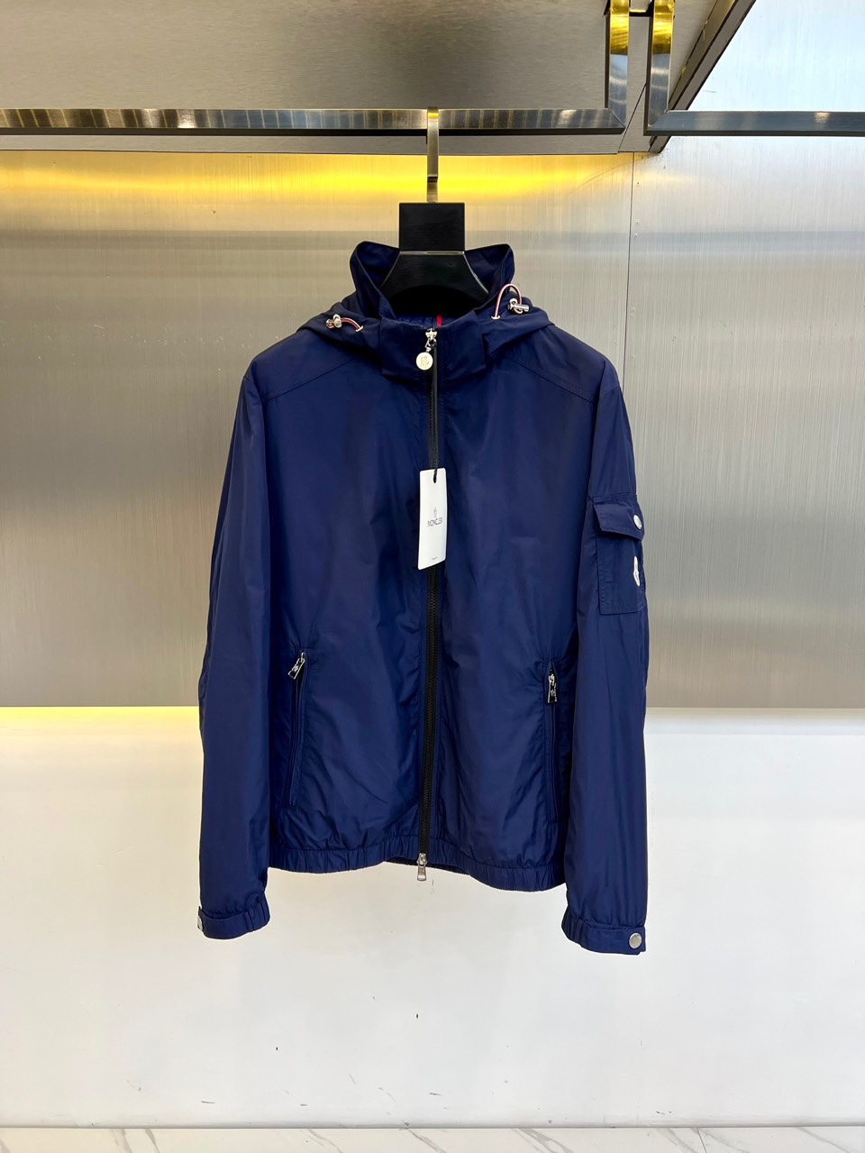 NO:122636,Mon cover, 2025s early spring new stand collar hooded logo jacket. It uses imported environmentally friendly fabrics, efficient, long-lasting, waterproof and breathable, and the tear-proof performance is particularly obvious!  The jacket has a simple and elegant style, light and comfortable style, and the exquisite craftsmanship reflects the unique characteristics of the brand. The unique logo of the left shoulder brand is extremely recognizable!  The elastic and tight sleeves are tight and the windproof effect is maximized!  Zipper is also an exclusive custom high-quality metal zipper, simple and atmospheric. 48-54 (model 173, 143 catties upper body 50 sizes), Moncler, jackets & coats, jackets & coats, hats, alexander wang19860909Mon蒙口、2025s早春新款立领连帽贴饰logo夹克外套.采用进口环保面料,高效持久防水透气,防撕裂性能效果尤为明显！夹克版型简约大气,轻便舒适,处处精悍的工艺体现品牌独有的特点,左肩品牌独有logo,辨识度极高！松紧收口袖子,严丝合缝的防风效果做到极致！拉链也是独家定制而成的高质感金属拉链,简约大气.48-54（模特173,143斤上身50码）,,Moncler,jackets & coats,jackets & coats,hats,alexander wang,Men's clothing