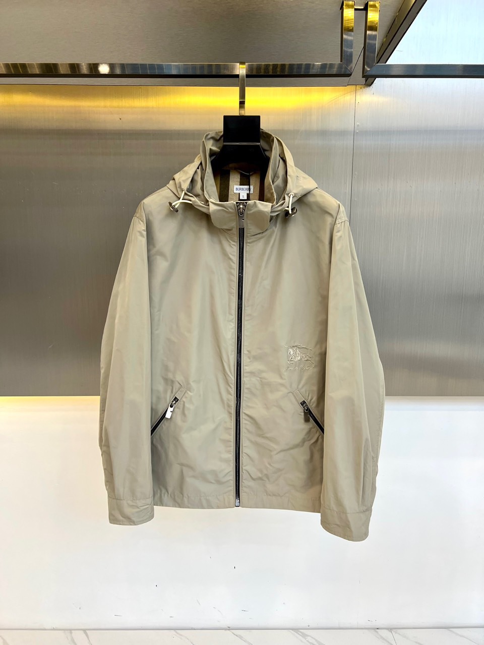 NO:122638,Burberry, 25FW spring and summer new men's hooded jacket men's jacket, which can be worn for business and casual everyday!  The upper body modifies the body and perfectly combines fashion aesthetics with the concept of new urban business and leisure. The Italian minimalist, capable and outdoor functional style are the ultimate interpretation, both solemn and harmonious, creating a unique styling item. The overall outline tends to be simple, with a rather unique and elegant detail treatment, enriching the overall vision. The wardrobe business and leisure are excellent and high attendance rate!  It is hard to find!  48-56 (please report height and weight by placing an order), burberry, burberry, jackets & coats, jackets & coats, hats, alexander wang19860909Bur巴宝莉、25FW春夏新款男士连帽夹克男装外套,可商务可休闲日常穿搭！上身修饰身形、将时装美学和新都市商务休闲概念完美融合,通体将意式的极简、干练和户外功能性风格极致诠释,亦庄亦谐,塑造出别具一格的造型单品,整体轮廓趋于简约风格,颇为个性且雅痞的细节处理,丰富了整体视觉.衣橱商务休闲绝佳的高出勤率！可遇而不可求！48-56（下单请报身高体重）,,burberry,burberry,jackets & coats,jackets & coats,hats,alexander wang,Men's clothing