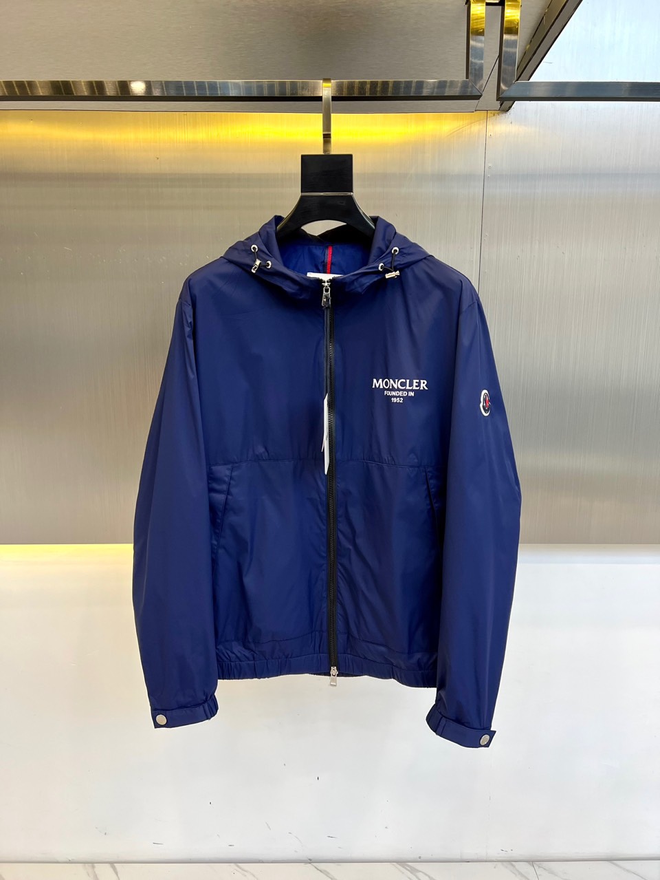 NO:122642,Mon mask, 2025 new hooded jacket jacket. It uses imported environmentally friendly fabrics, efficient, long-lasting, waterproof and breathable, and has a particularly obvious tear-proof performance!  The jacket has a simple and elegant style, light and comfortable style, and the exquisite craftsmanship reflects the unique characteristics of the brand. The unique logo of the left shoulder brand is extremely recognizable!  The snap buttons are elastic and tightly clamped sleeves, and the tightly slit windproof effect is the ultimate!  Zipper is also an exclusive custom high-quality metal zipper, simple and atmospheric, both business and casual. 48-56 (model 173, 143 catties upper body 50 sizes), Moncler, jackets & coats, jackets & coats, hats, alexander wang19860909Mon蒙口、2025新款连帽款夹克外套.采用进口环保面料,高效持久防水透气,防撕裂性能效果尤为明显！夹克版型简约大气,轻便舒适,处处精悍的工艺体现品牌独有的特点,左肩品牌独有logo,辨识度极高！按扣松紧收口袖子,严丝合缝的防风效果做到极致！拉链也是独家定制而成的高质感金属拉链,简约大气,商务休闲兼备.48-56（模特173,143斤上身50码）,,Moncler,jackets & coats,jackets & coats,hats,alexander wang,Men's clothing