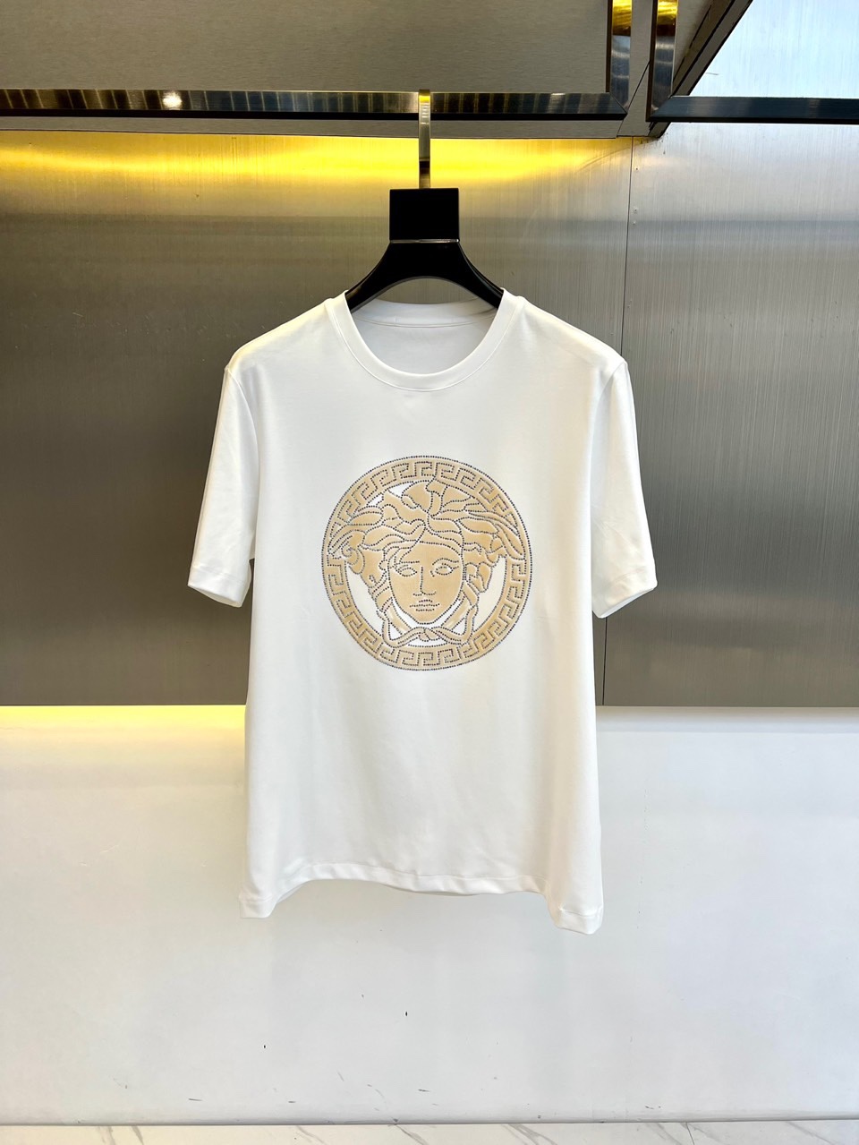 NO:122617,Vers Versace and 2025 spring and summer new products are available for new short-sleeved T-shirts. They are made of imported mercerized cotton fabric, with delicate and soft fabrics. The upper body is naturally comfortable and cool. The front piece imported laser patch craftsmanship is colorful and clear, and the color is very clear, which highlights the overall styling and body-slimming feeling. The overall craftsmanship line is really impeccable!  High-end good goods!  48-56 (model 173, 140 catties upper body 50 sizes), versace, versace, T-shirt, tees, t-shirt, alexander wang19860909Vers范思哲、2025春夏新品发售新品短袖T恤.采用进口丝光欧棉面料,面料细腻柔软 上身自然是舒适 凉爽,前片进口镭射贴片工艺,彩炫立体清晰,颜色十分清晰,非常的凸显整体的造型感以及修身上身感 整体的工艺车线真的是无可挑剔！高端好货！48-56（模特173,140斤上身50码）,,versace,versace,T-shirt,tees，t-shirt,alexander wang,Men's clothing