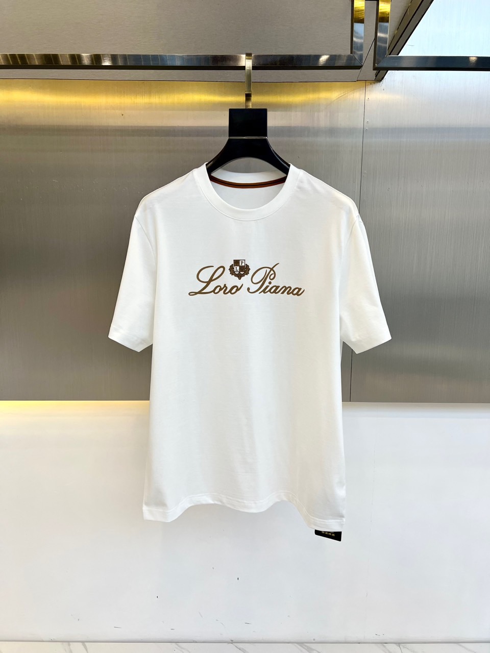 NO:122620,Loro Piana, high-end customization!  25s back printed logo pattern short-sleeved T-shirt, which is made of imported Sorona fabrics for customers. They are light and soft, wear-resistant, wrinkle-resistant, suitable for long-term wear and not easy to pleat!  The fabric feels silky, crisp and draped. Behind the flip effect label embellishments, there is a very powerful style for single wear and inner wear, and the highest fabric standard with the finest craftsmanship. The perfect and delicate texture makes the body more comfortable and breathable. The modern casual cutting is neat and detailed, full and delicate, full of three-dimensional feeling, highlighting the brand connotation and design showing simple and exquisite details. The new clean version interprets this summer fashion!  48-56 (model 173, 143 catties upper body 50 sizes), loro piana, T-shirt, tees, t-shirt, alexander wang19860909Loro Piana诺悠翩雅、高端定制！25s背部印花logo图案短袖T恤 ,采用客供进口索罗纳面料,轻盈、柔软,耐磨损、抗皱、适合长时间穿着且不易起褶！面料手感丝滑,挺括感与垂坠感都相当出色,翻转效果标签点缀背后,单穿内搭相当给力的款式,细致工艺技术最高的面料标准.完美细腻的质感让着身更为舒适透气.现代休闲化裁剪工整细致,饱满细腻立体感十足,凸显品牌内涵设计尽展简约精致细节.全新净版诠释今夏时尚！48-56（模特173,143斤上身50码）,,loro piana,T-shirt,tees，t-shirt,alexander wang,Men's clothing