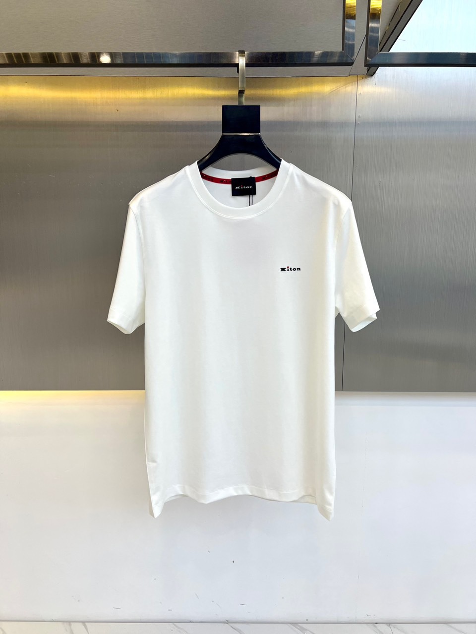 NO:122623,Kiton-2025 spring and summer new men's round neck mercerized cotton short-sleeved T-shirt, the front chest logo design is very expressive, using extremely distinctive colors to create an aesthetic sense of space, matched with simple and generous round neck, comfortable fabrics can allow you to enjoy the unrestrained and comfortable feeling, the simple and neat design makes your mood relaxed and bright. 48-56 (model 173, 143 catties upper body 50 sizes), T-shirt,tees, t-shirt,alexander wang19860909Kiton-2025春夏新品男士圆领丝光棉短袖T恤,前胸的logo 设计极具表现力,用极特色的色彩构造出美学的的空间感,搭配简单大方的圆领,舒适的面料能让你尽情享受无拘无束的惬意感,简洁利落的设计,让心情也随之轻松明快.48-56（模特173,143斤上身50码）,,T-shirt,tees，t-shirt,alexander wang,Men's clothing