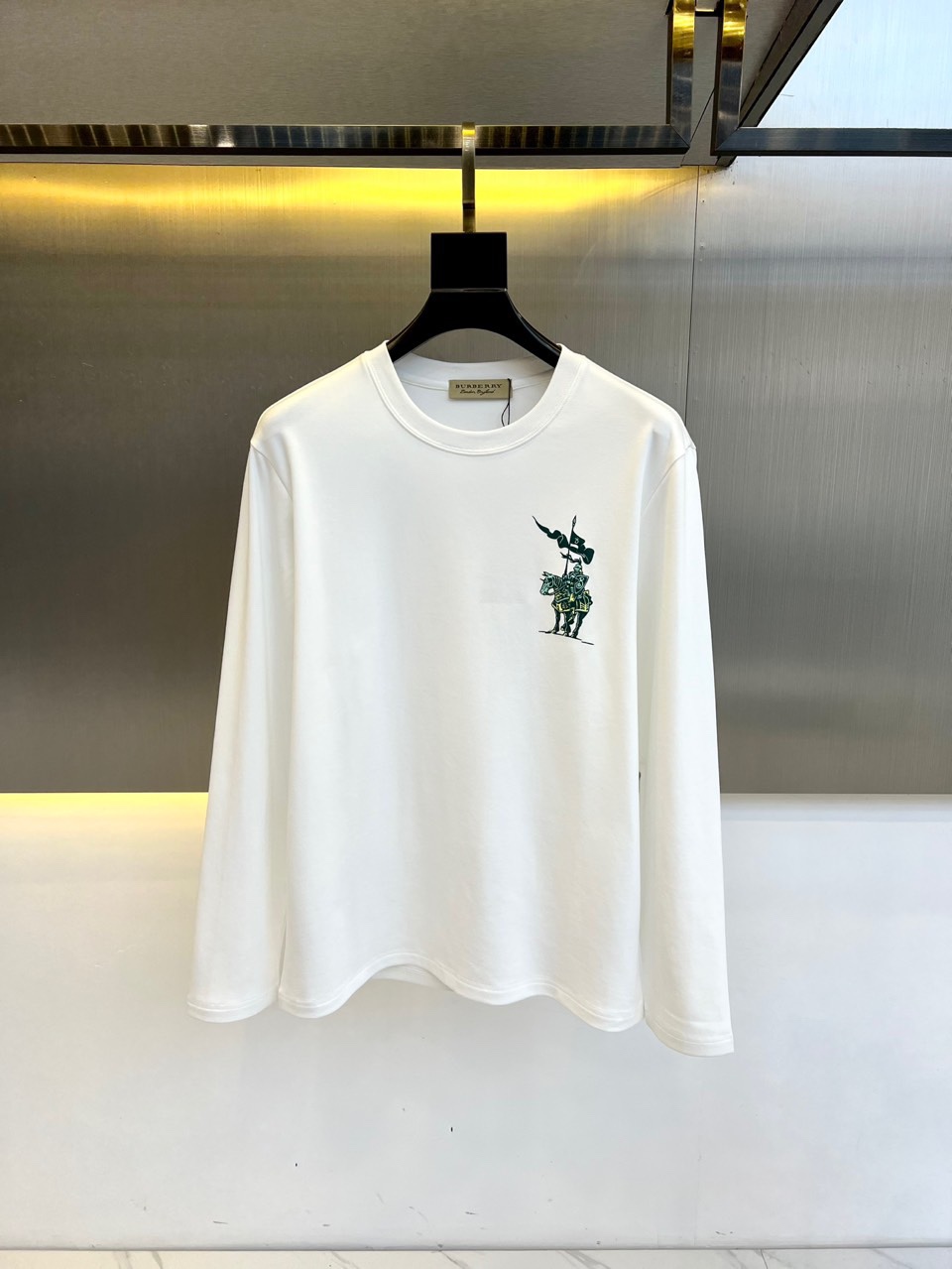 NO:122626,[Spot early in the early spring] Burberry, the latest round neck base long-sleeved T-shirt in 2025 early spring, the fabric is made of double-sided high-stretch Lanou cotton, which shows that it is very soft and has a skin-friendly feeling on the upper body!  The fabric has good elasticity, comfortable, breathable, slim and slim, while slim, without restraint, and embroidered with the logo pattern on the chest!  Very exquisite, good fabrics can make the basic long-sleeved T-shirt not monotonous, and more fashionable in terms of outfits. This style can not only be worn inside, but also does not look monotonous when worn alone. 48-56 (model 173, 143 catties upper body 50 sizes), ,burberry,burberry,tees, t-shirt,alexander wang19860909【早春现货抢先发售】 Bur巴宝莉、2025早春最新款圆领打底长袖T恤,面料采用双面高支兰欧棉材质,入手便知非常柔软,上身亲肤感 极好！面料带有很好的弹力,舒适透气修身显 瘦的同时又无束缚感,胸口刺绣logo图案标志点缀！非常精致,好面料才能让基础款的长袖T恤不在单调, 穿搭上多一份时尚,这款不仅可以内搭打底,单穿亦不会显得单调.48-56（模特173,143斤上身50码）,,burberry,burberry,tees，t-shirt,alexander wang,Men's clothing